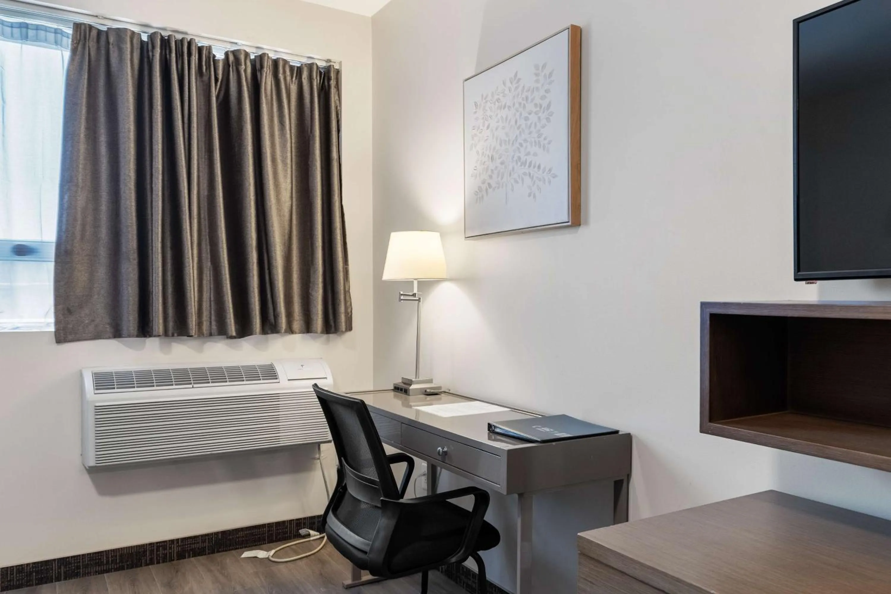 Bedroom in Hotel Montreal Metropolitan, BW Signature Collection