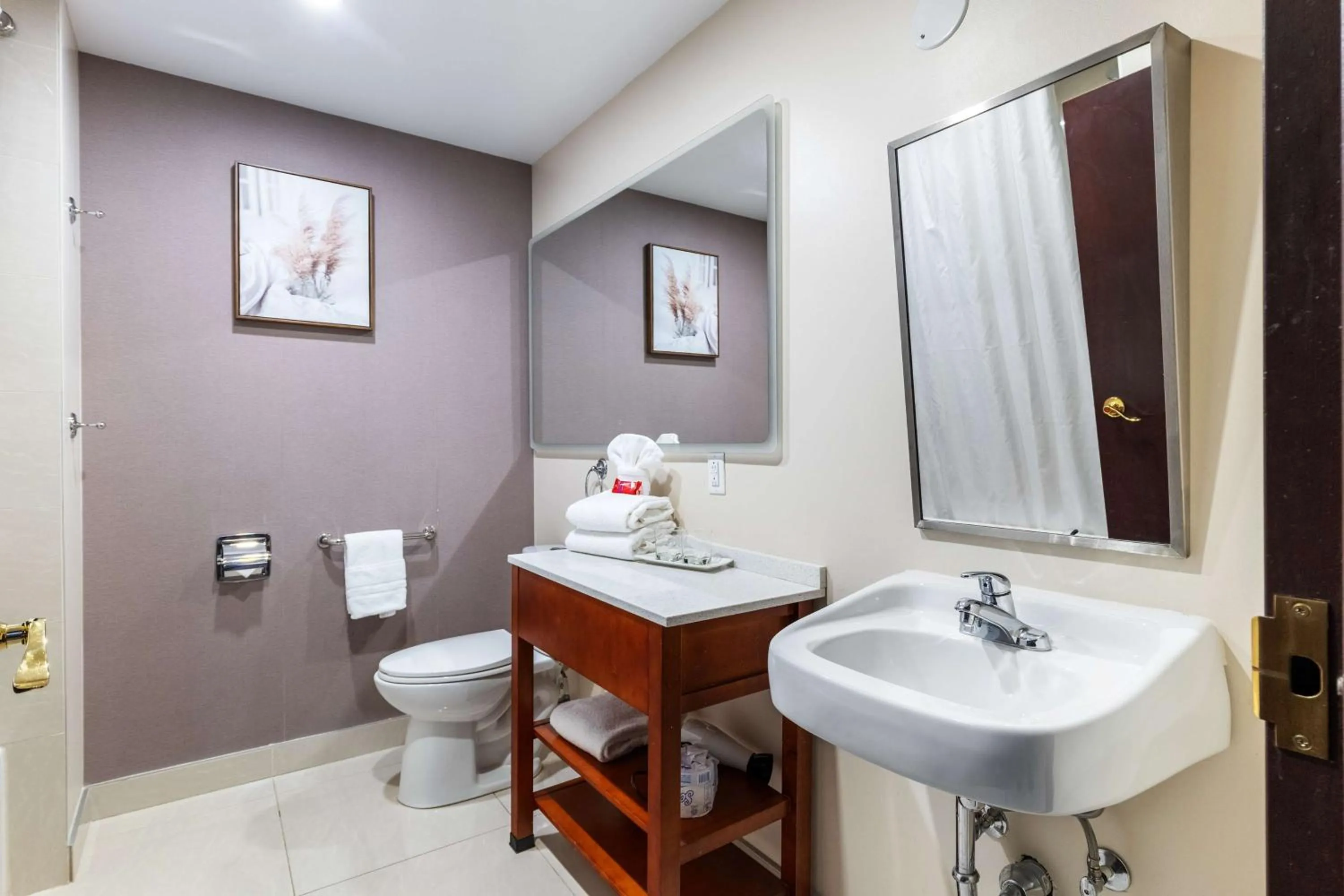 Bathroom in Hotel Montreal Metropolitan, BW Signature Collection