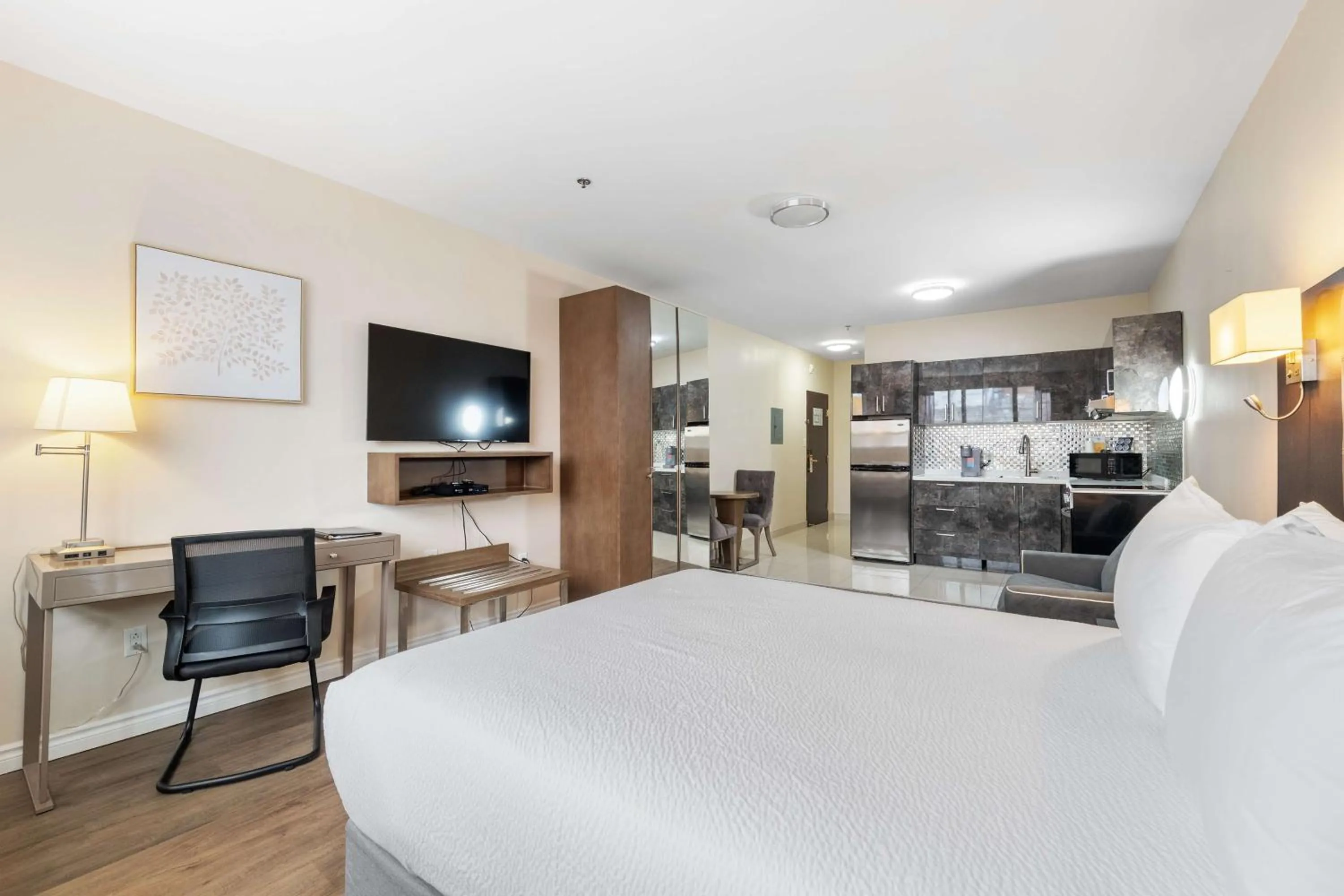 Bedroom in Hotel Montreal Metropolitan, BW Signature Collection