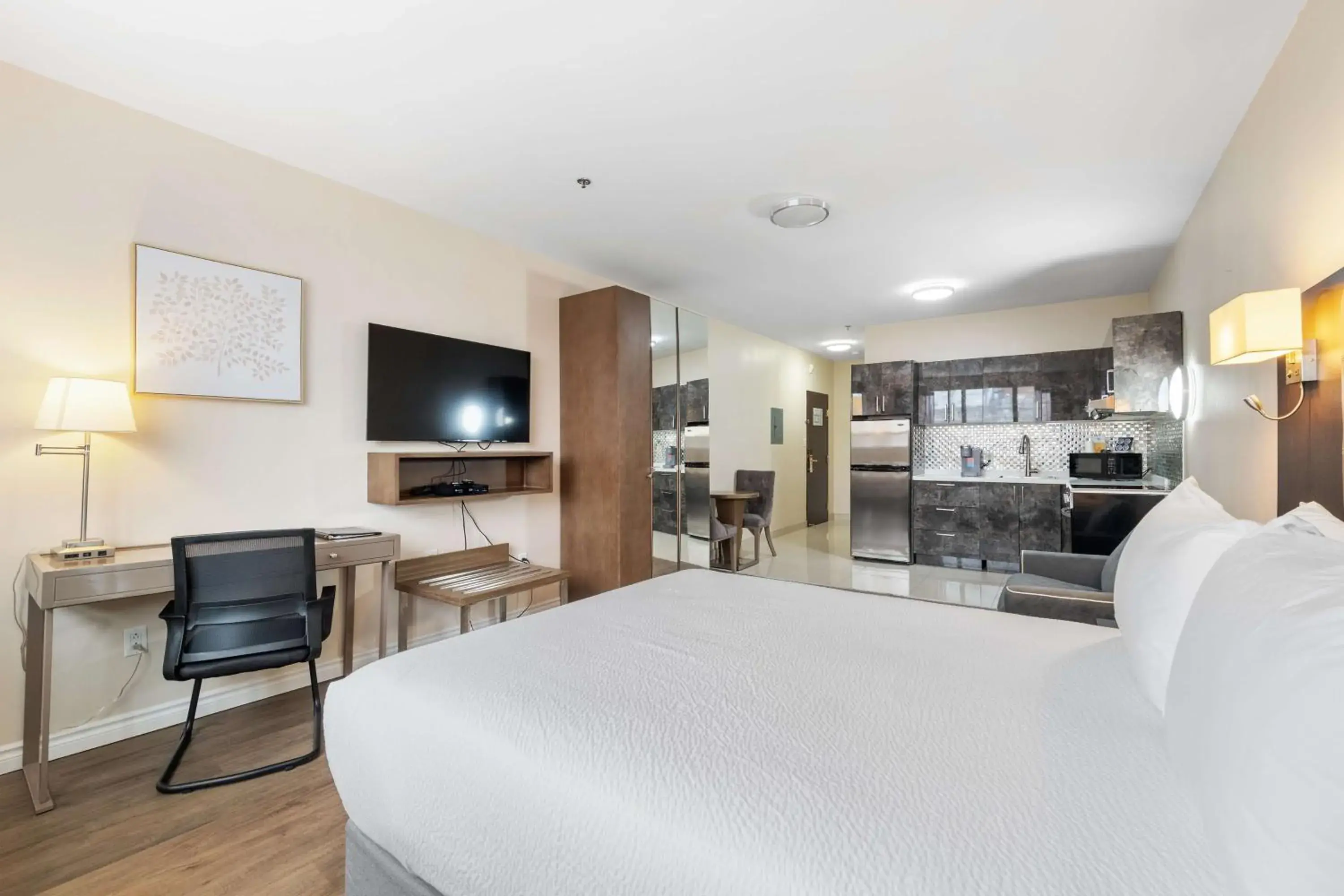 Bedroom in Hotel Montreal Metropolitan, BW Signature Collection Bedroom in Hotel Montreal Metropolitan, BW Signature Collection