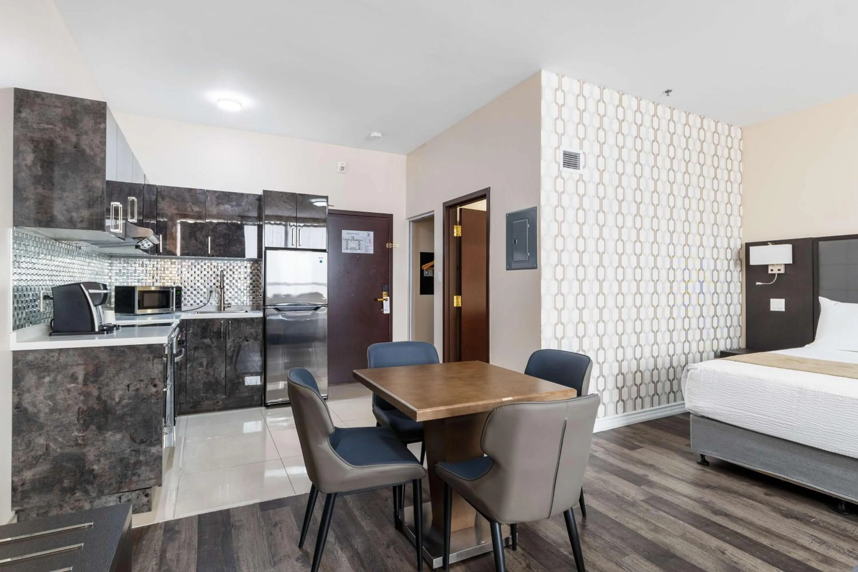 Bedroom, Bed in Hotel Montreal Metropolitan, BW Signature Collection