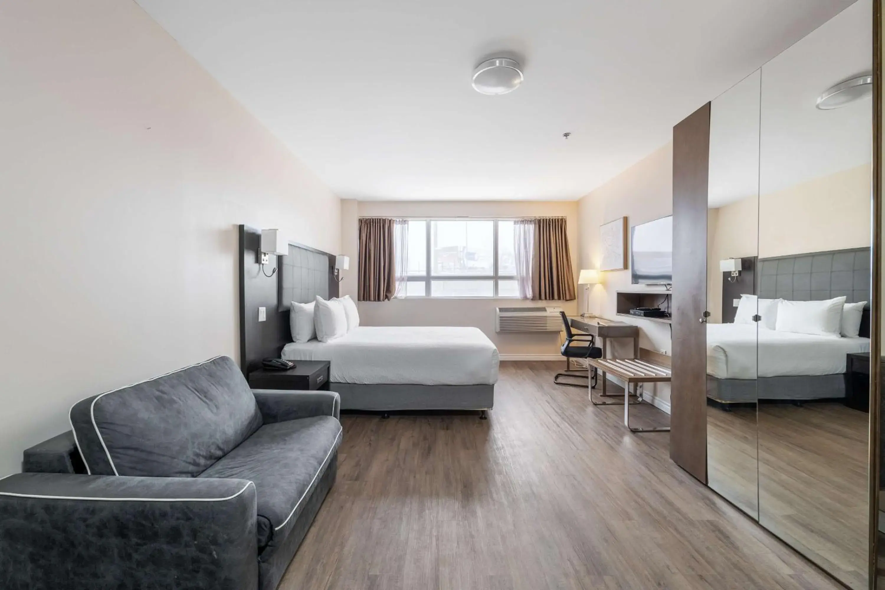 Bedroom, Bed in Hotel Montreal Metropolitan, BW Signature Collection Bedroom, Bed in Hotel Montreal Metropolitan, BW Signature Collection