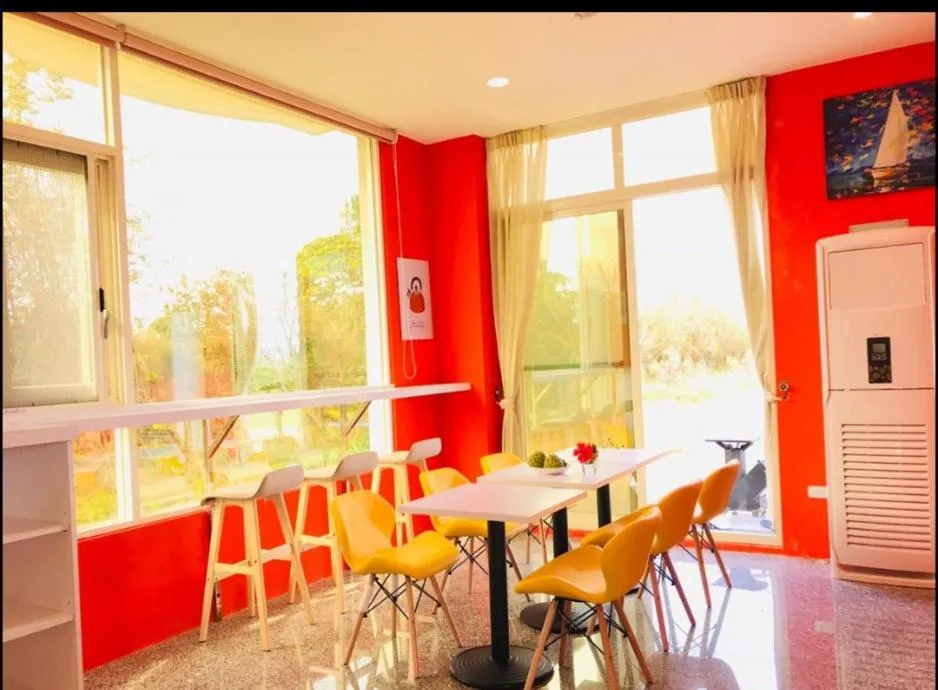 Restaurant/places to eat in Full Moon Resort