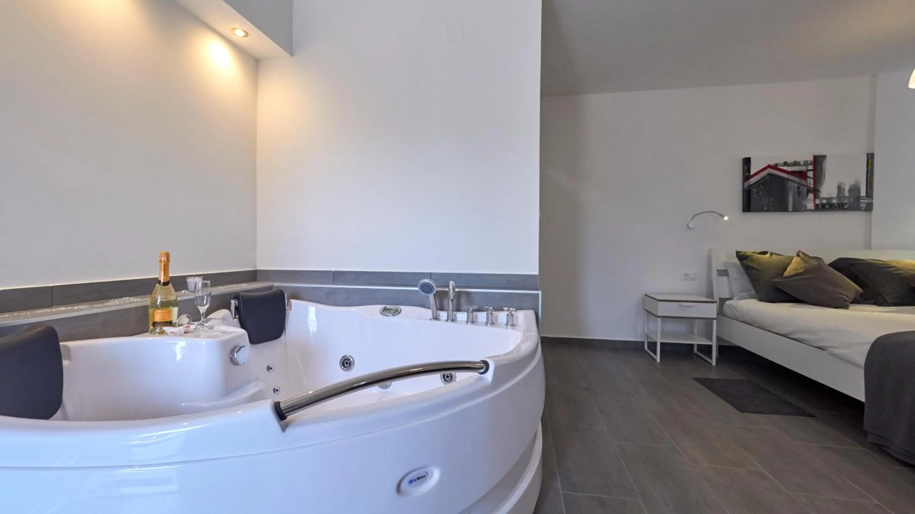 Hot Tub, Bed in B&B Villa Vela