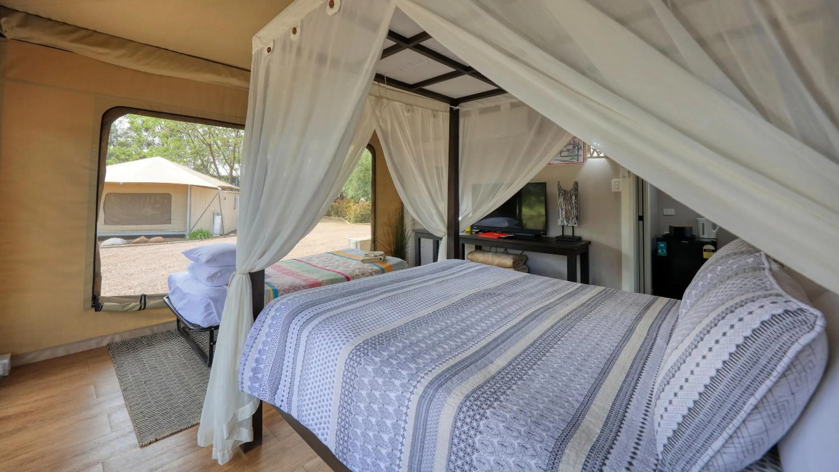 Bed in Dubbo Rhino Lodge