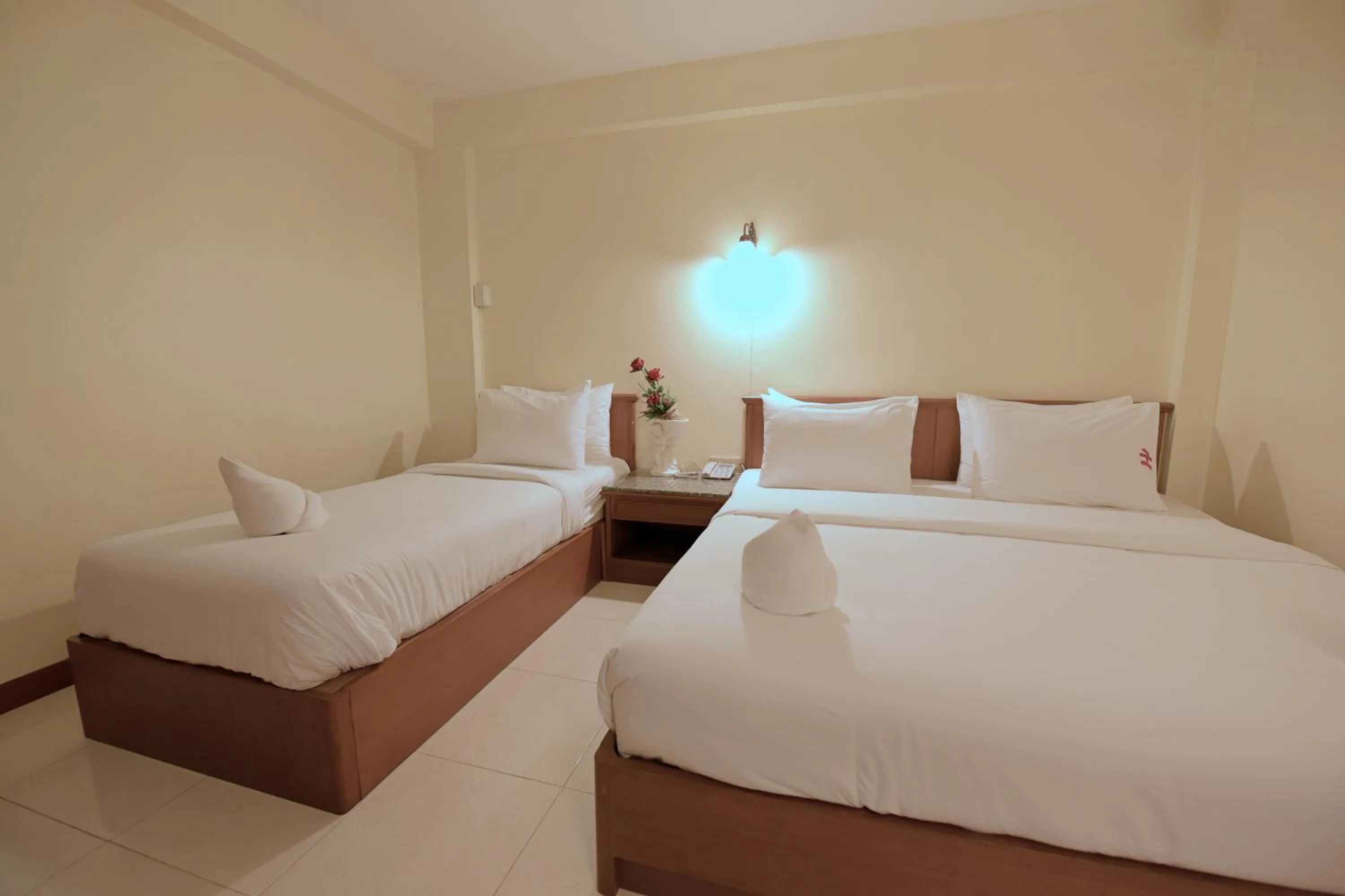 Photo of the whole room, Bed in Hua Lin Inn