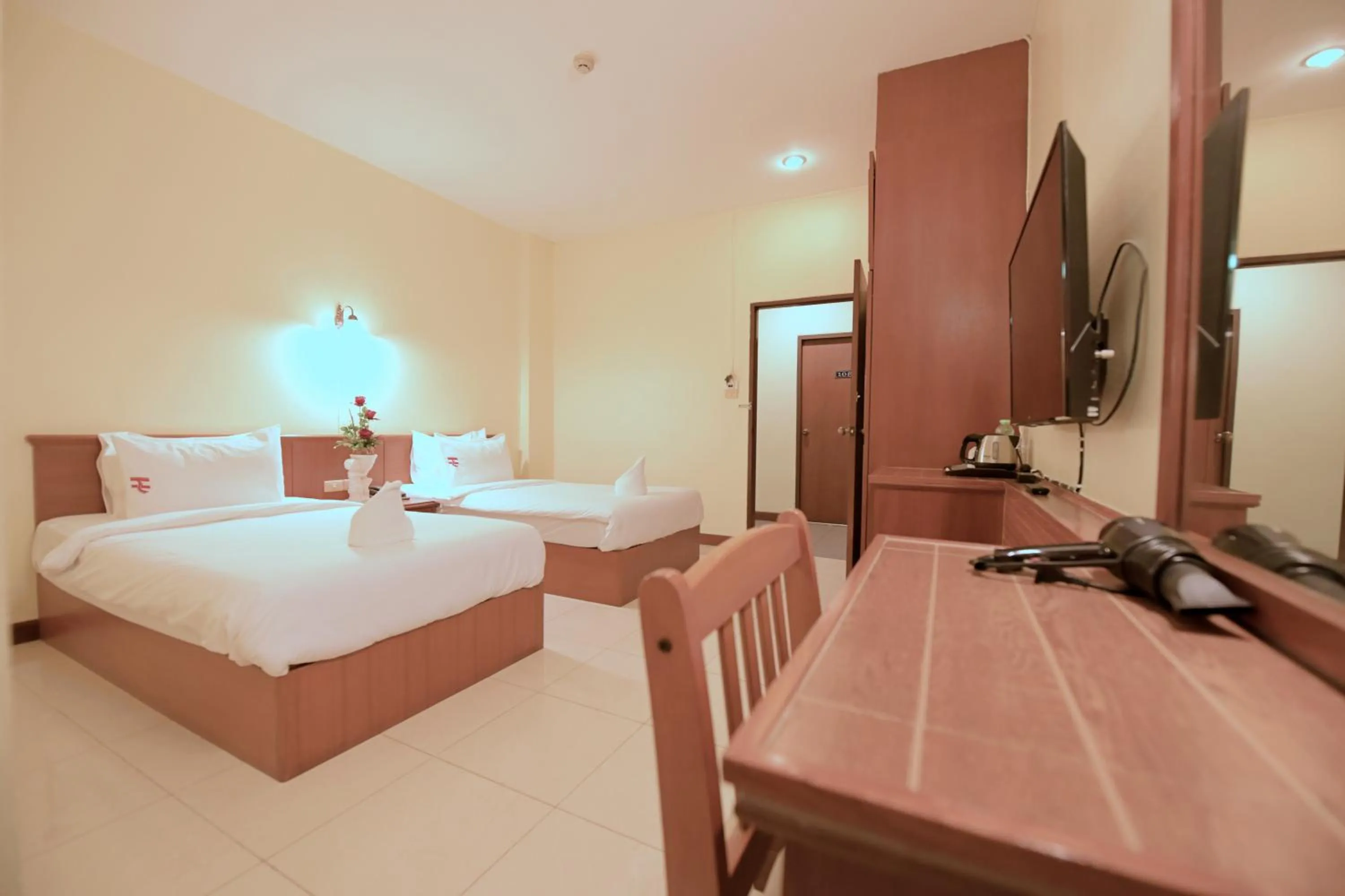 Photo of the whole room, Bed in Hua Lin Inn