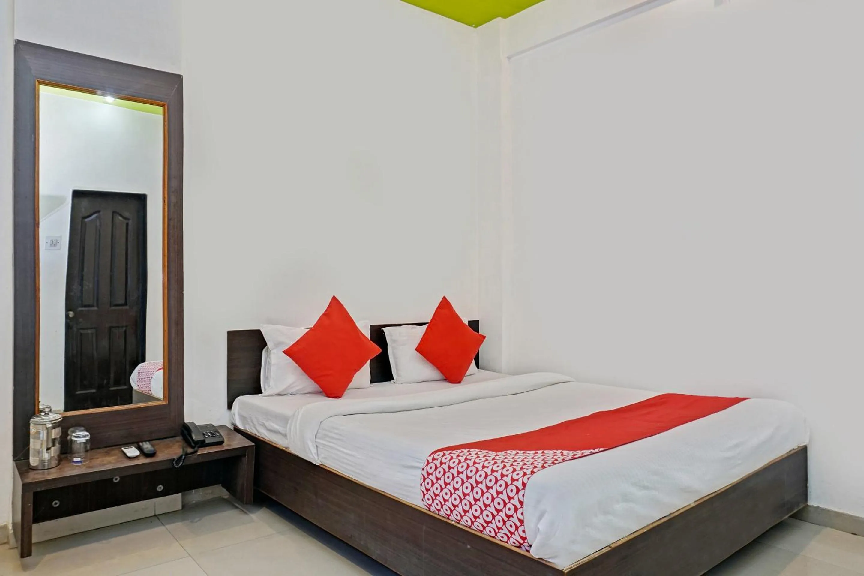 Facade/entrance, Bed in Hotel O Shirdi Sai Inn