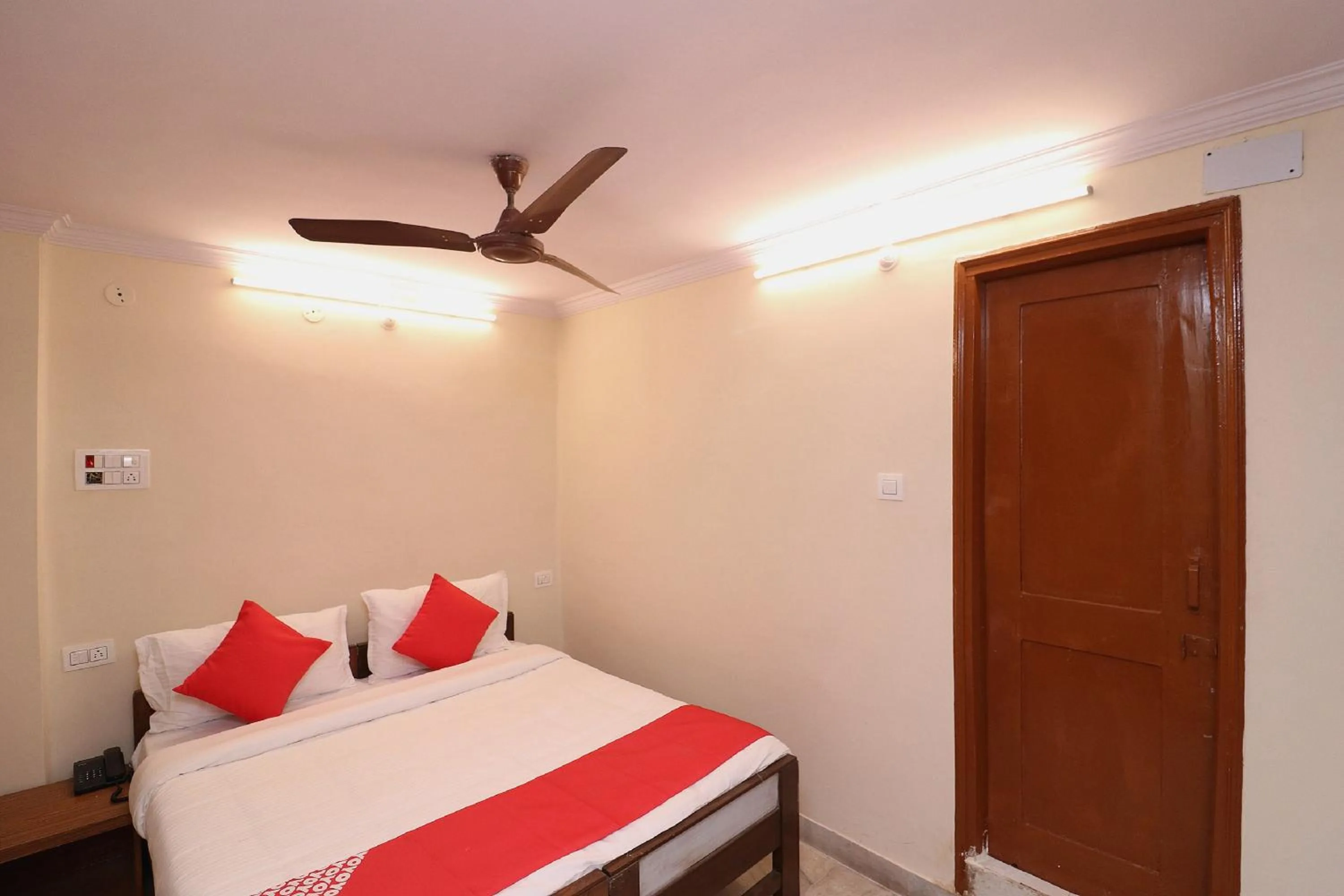 Facade/entrance, Bed in Hotel O Midtown