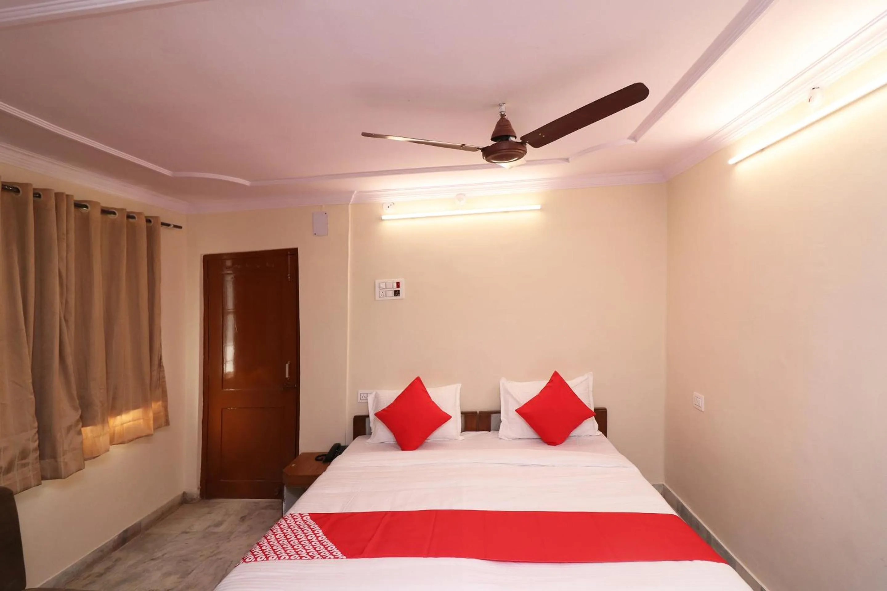 Facade/entrance, Bed in Hotel O Midtown