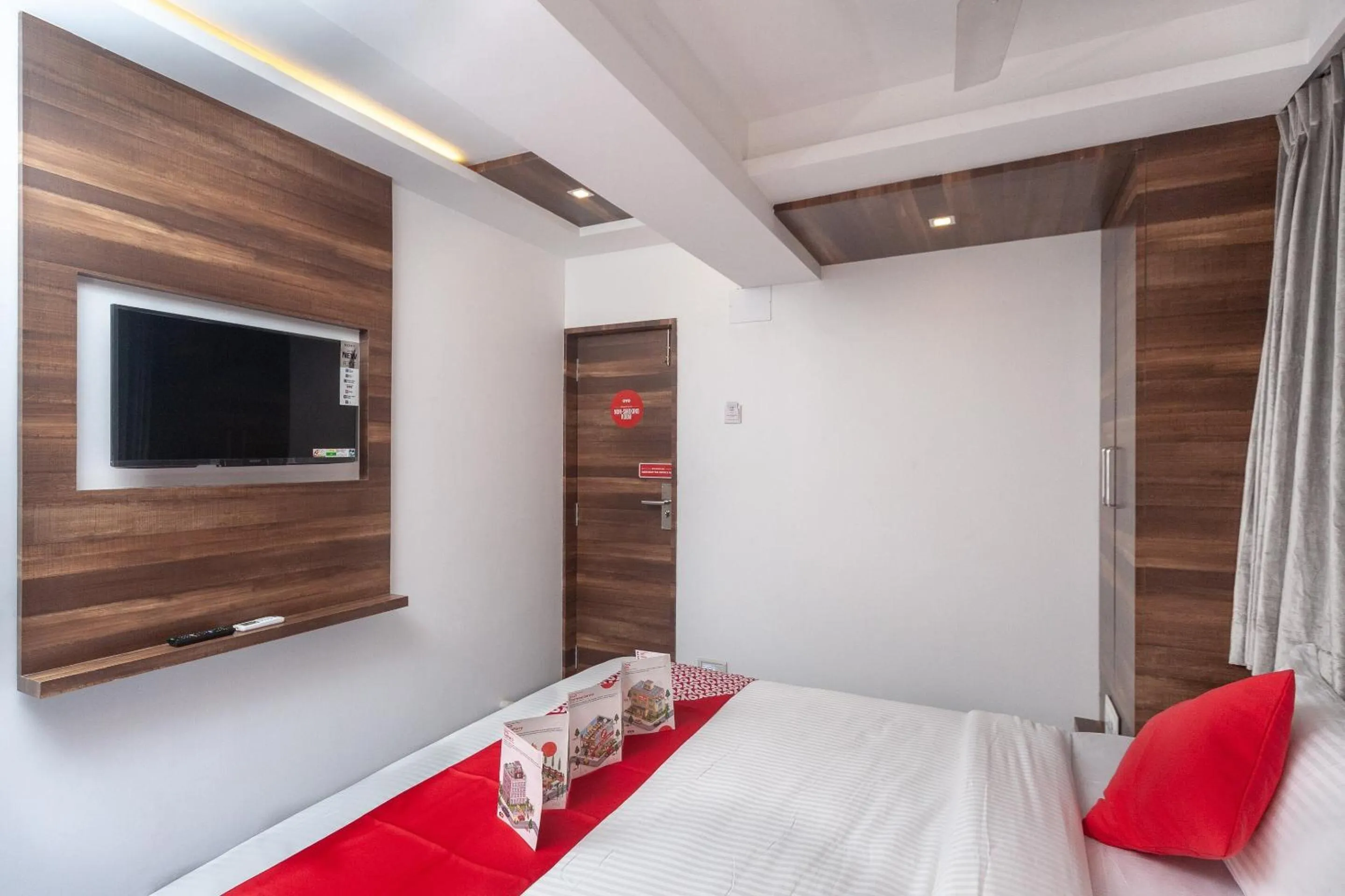 Bedroom, TV/Entertainment Center in  Super OYO Capital O Admire Suit Hospitality