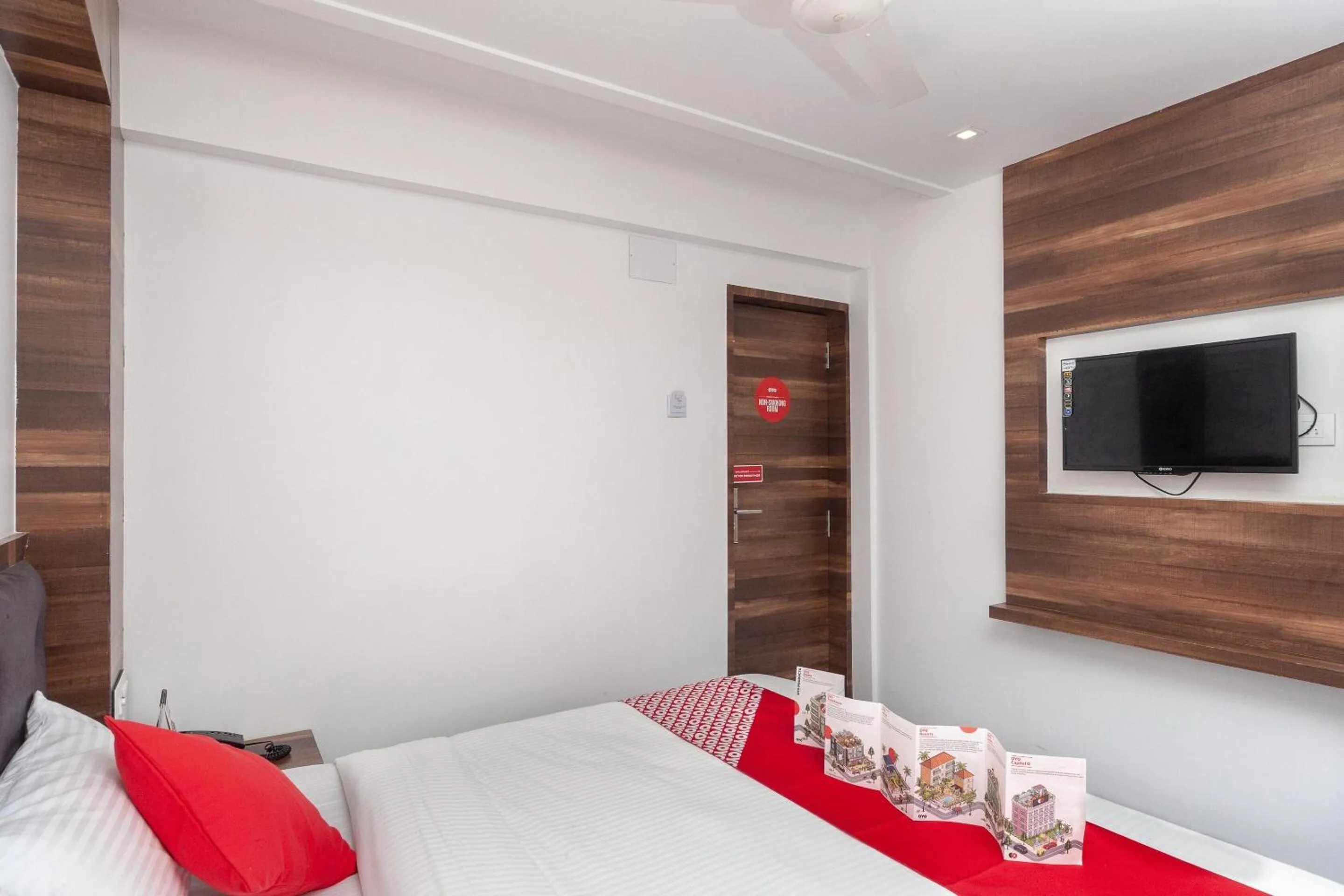 Bedroom, TV/Entertainment Center in  Super OYO Capital O Admire Suit Hospitality