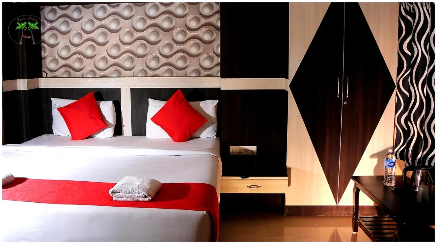 Photo of the whole room in Peace Residency