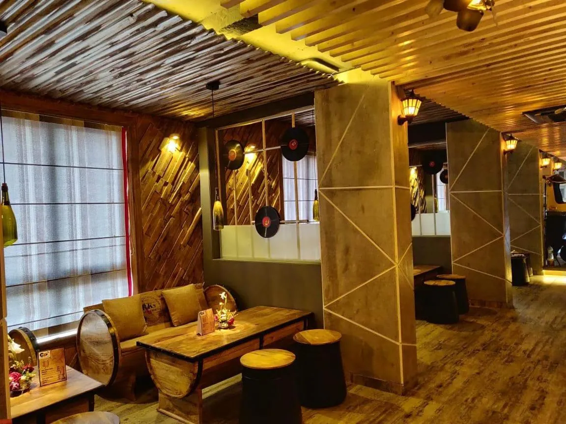 Restaurant/places to eat in Hotel O RK's Regency Near Navale Hospital Back Gate