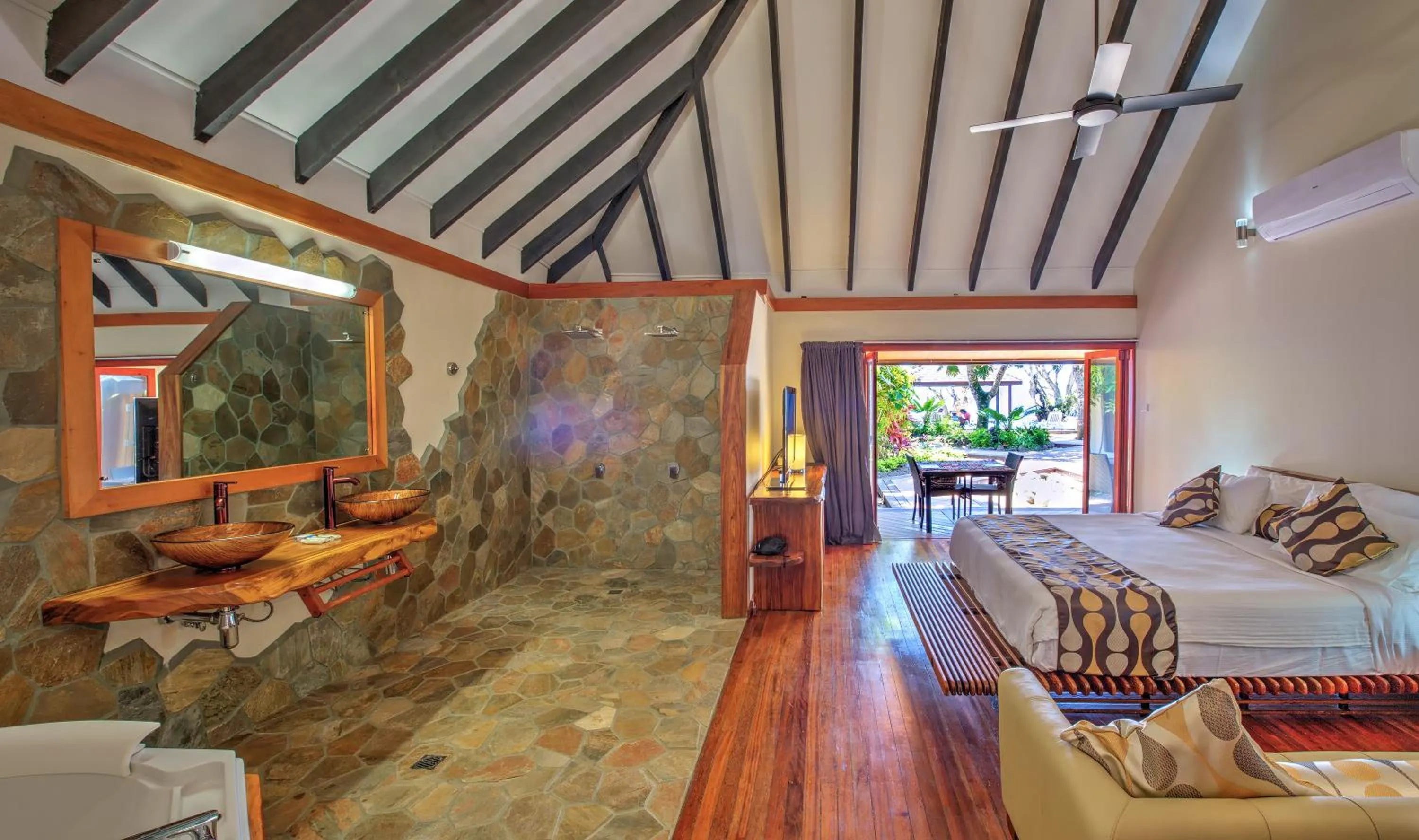 Photo of the whole room, Bed in Maui Palms