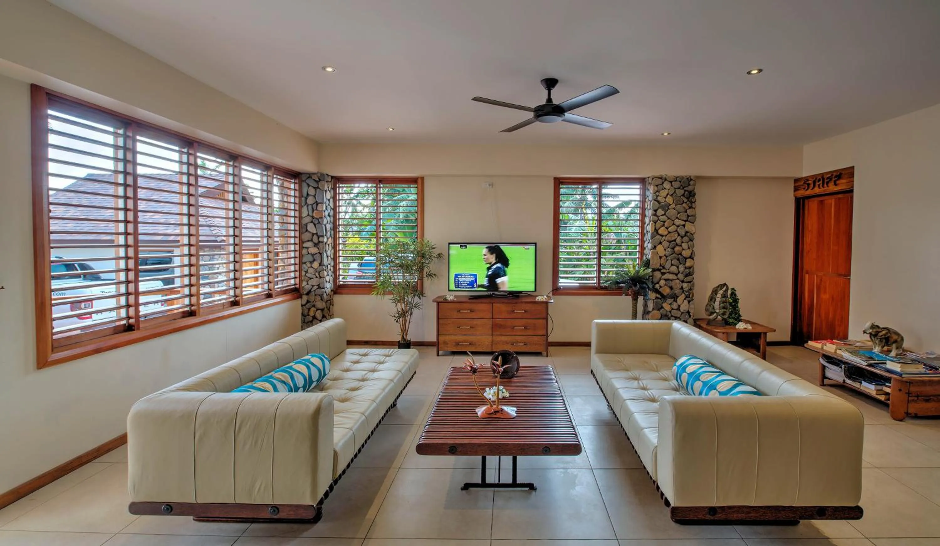 Lounge or bar in Maui Palms