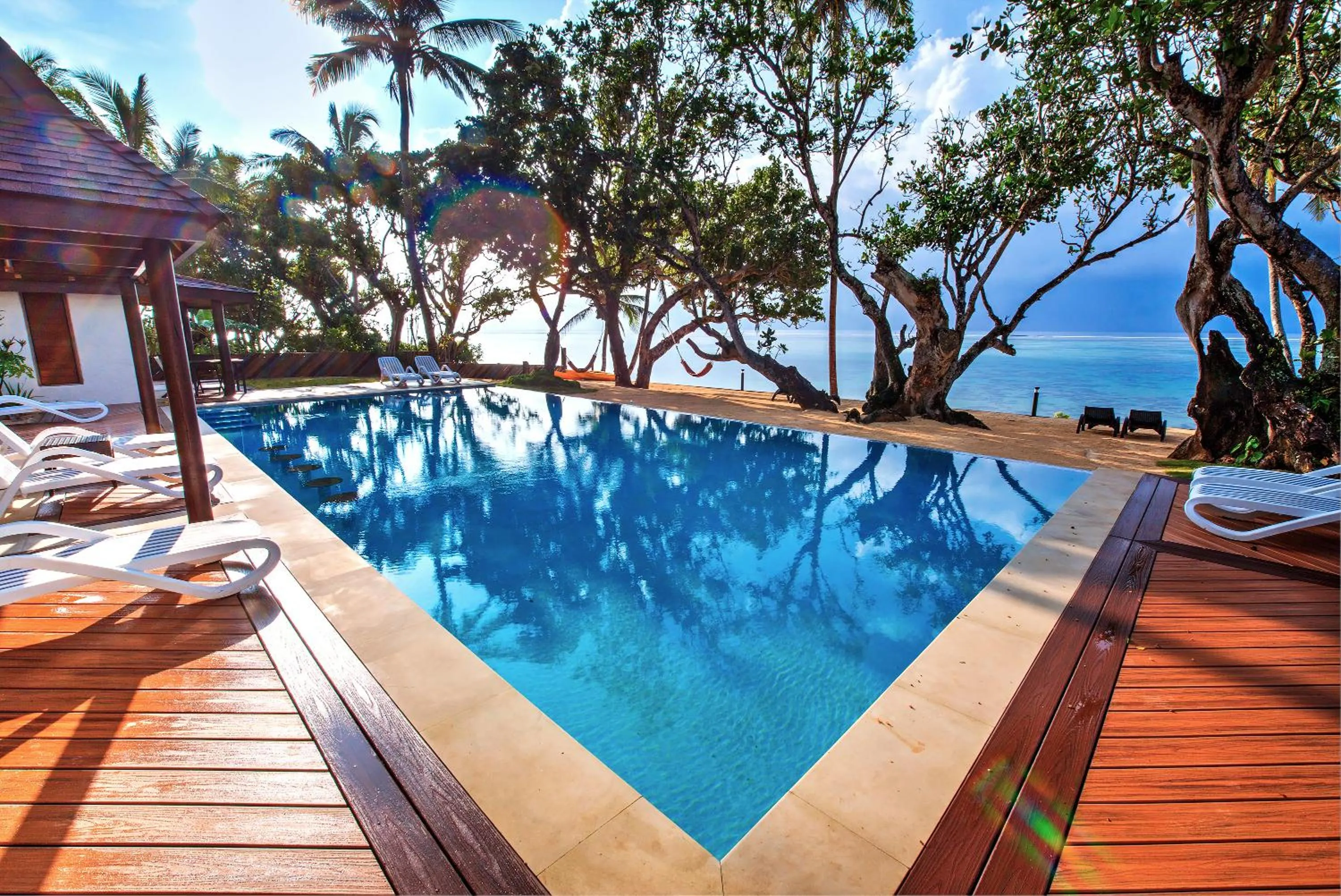 Swimming pool in Maui Palms