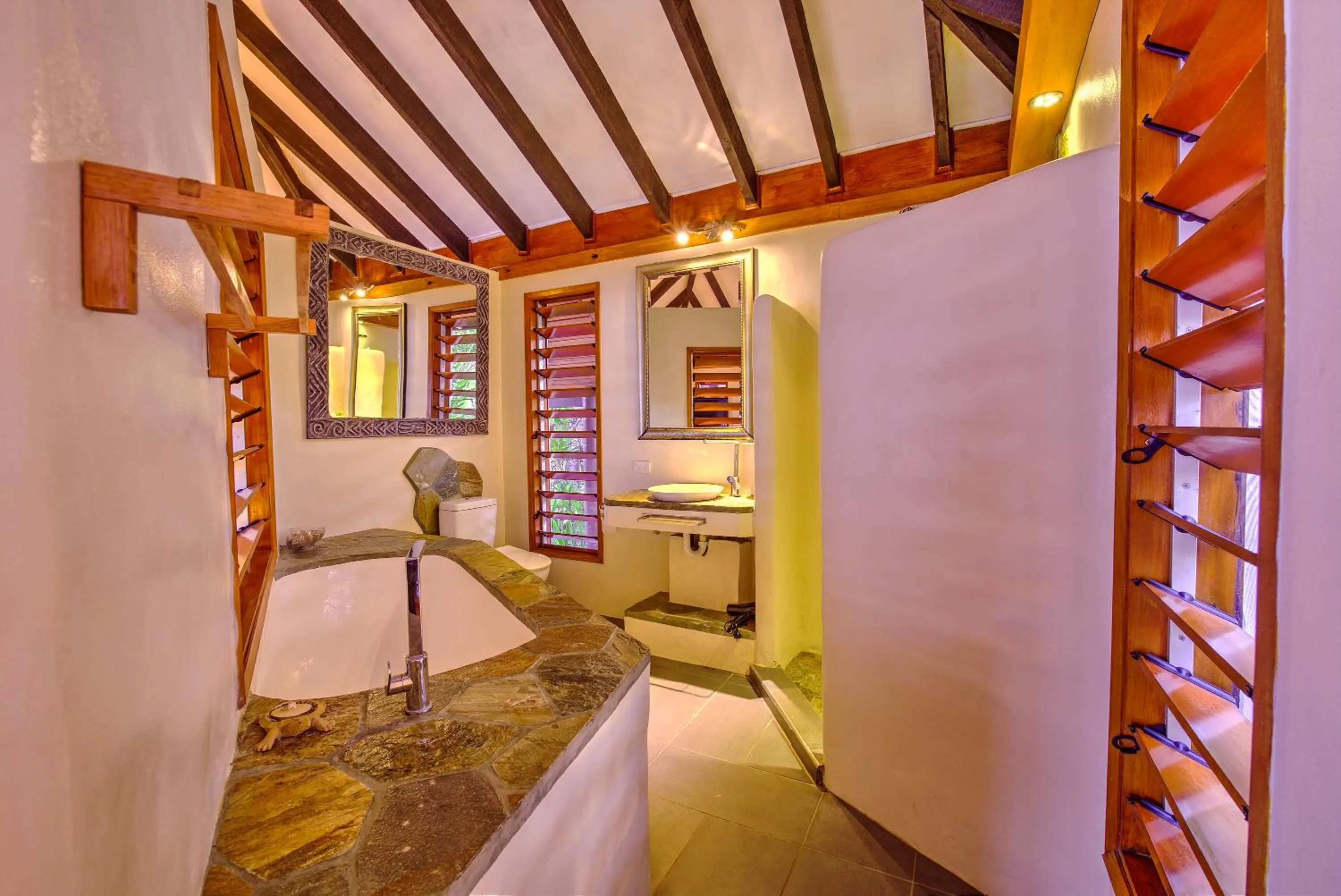 Property building in Maui Palms