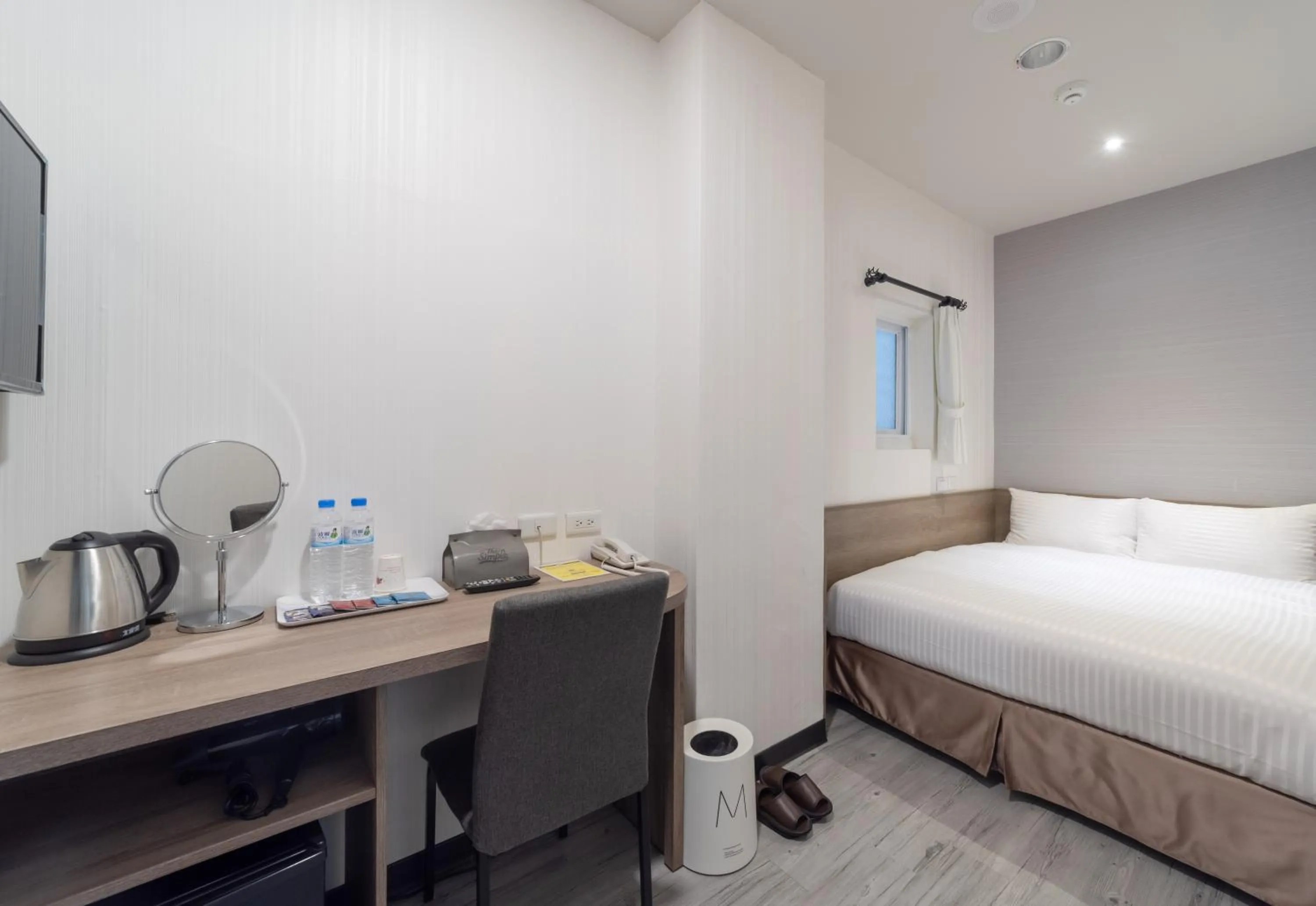 Coffee/tea facilities, Bed in Hotel Brown - Zhongzheng