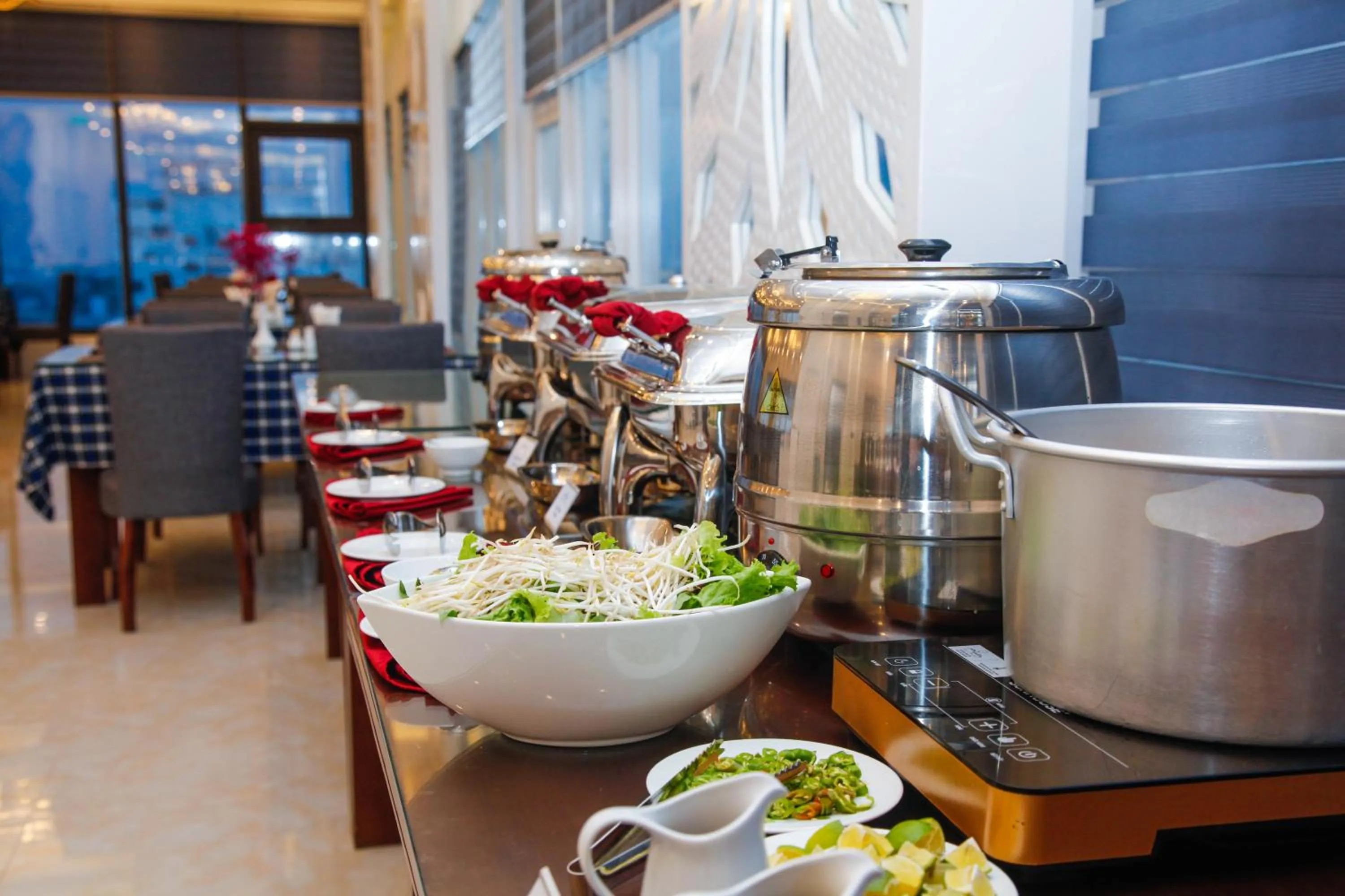 Restaurant/places to eat in Royal Beach Hotel by THG