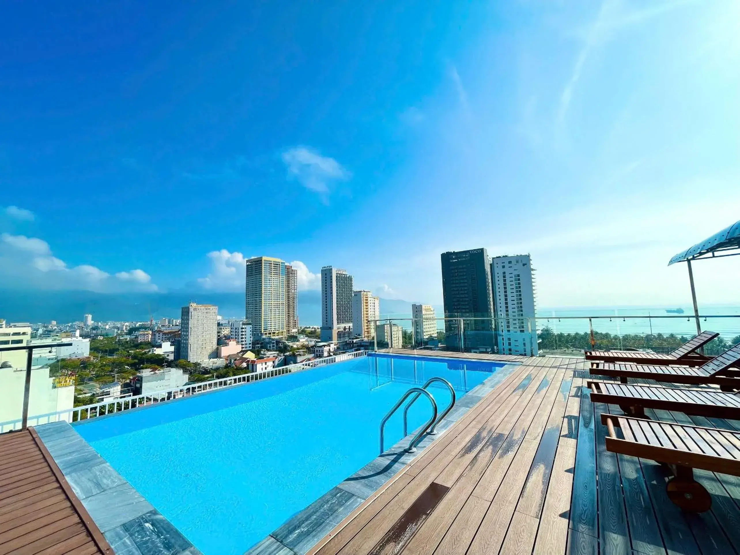 Swimming pool in Royal Beach Hotel by THG Swimming pool in Royal Beach Hotel by THG