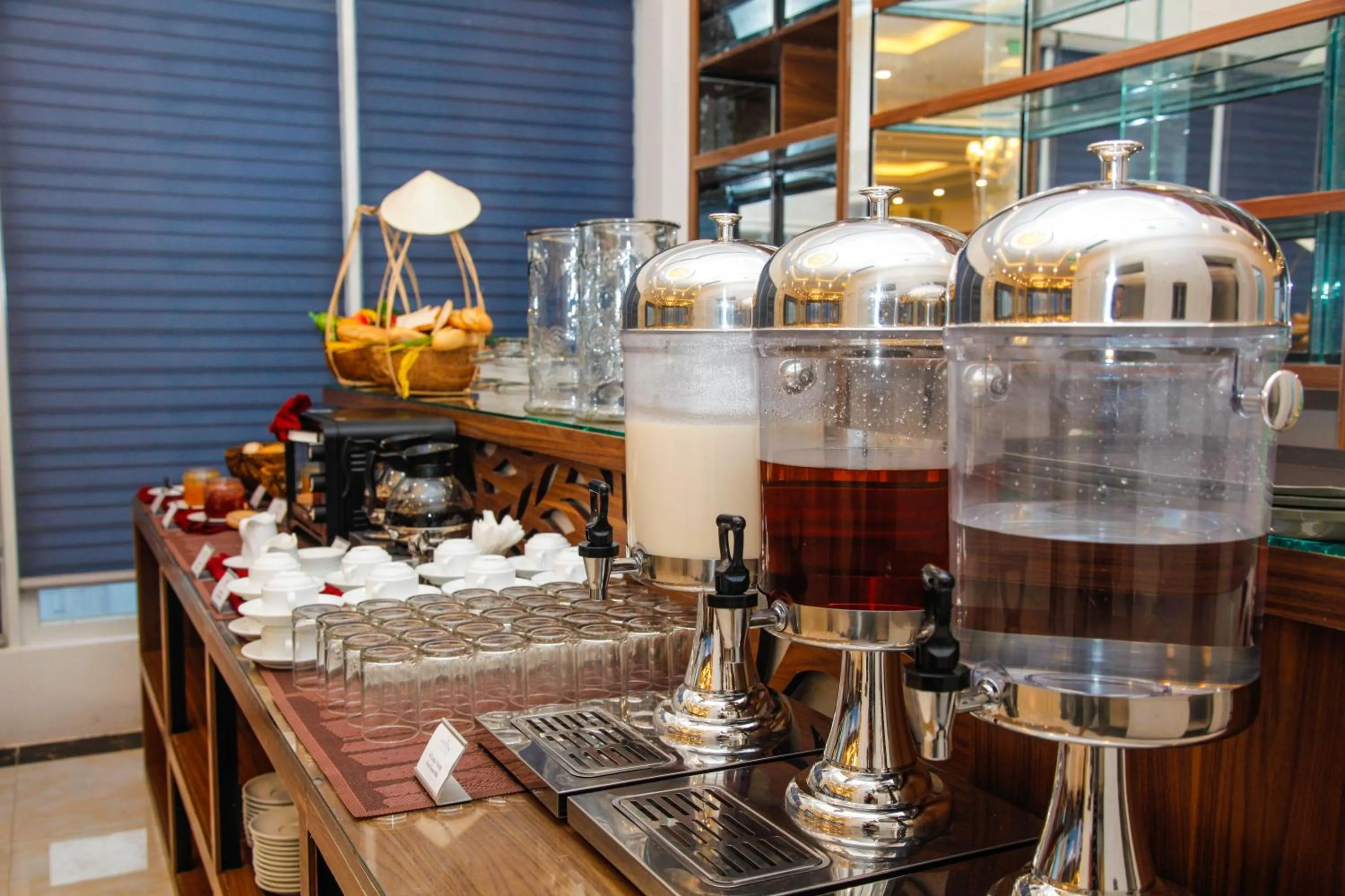 Restaurant/places to eat in Royal Beach Hotel by THG