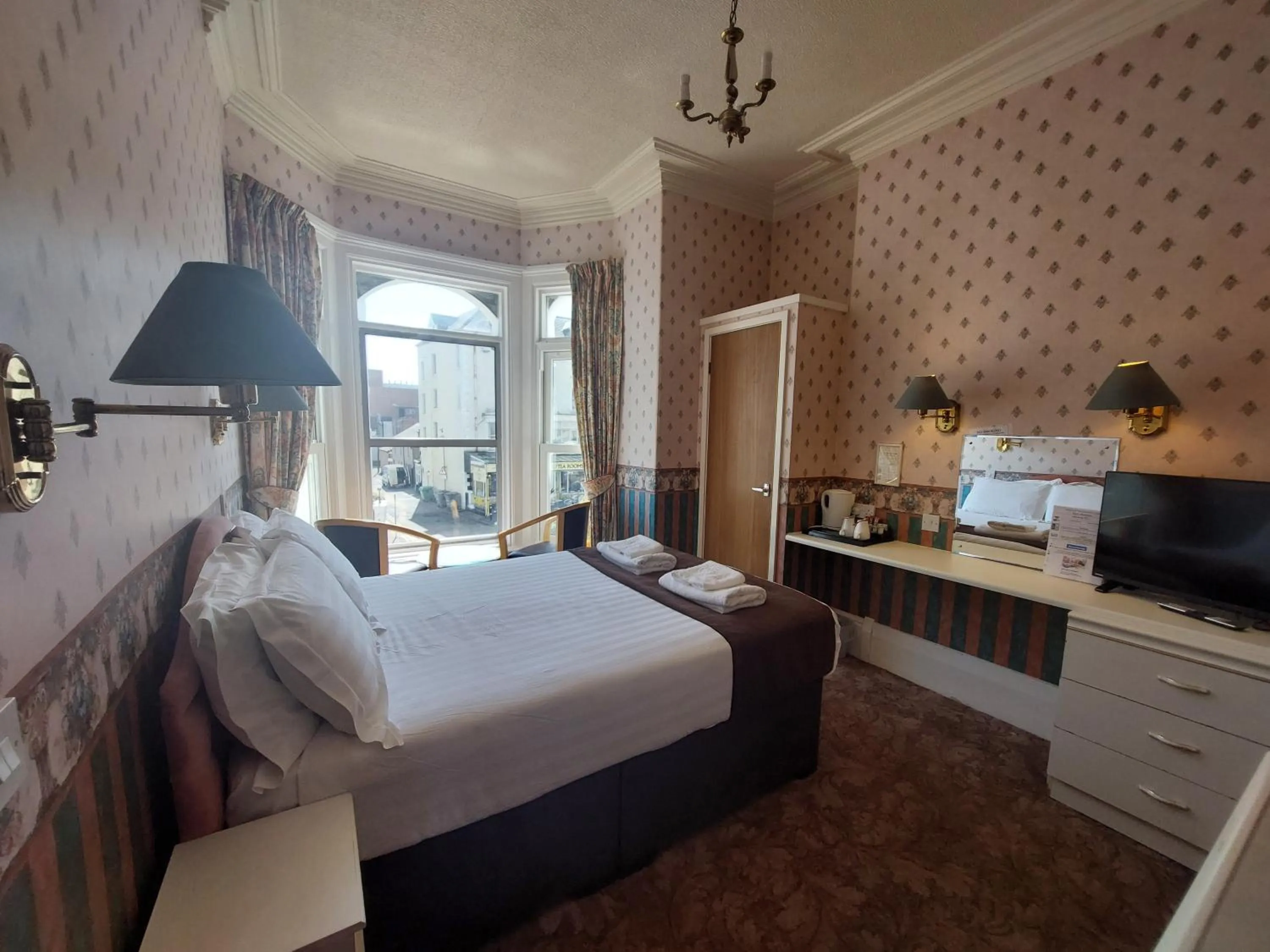 Bedroom, Bed in White Heather Hotel