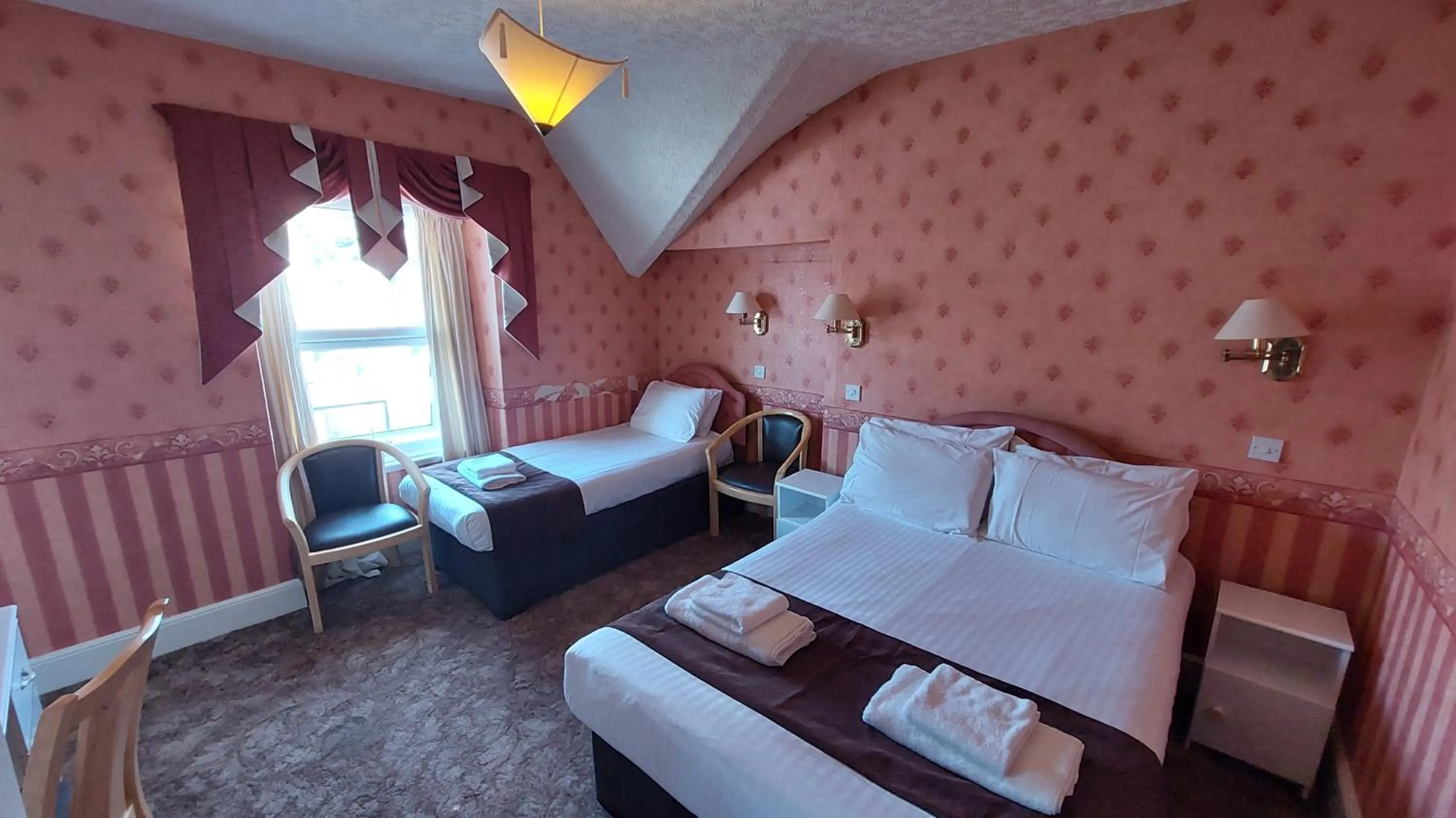 Bedroom, Bed in White Heather Hotel