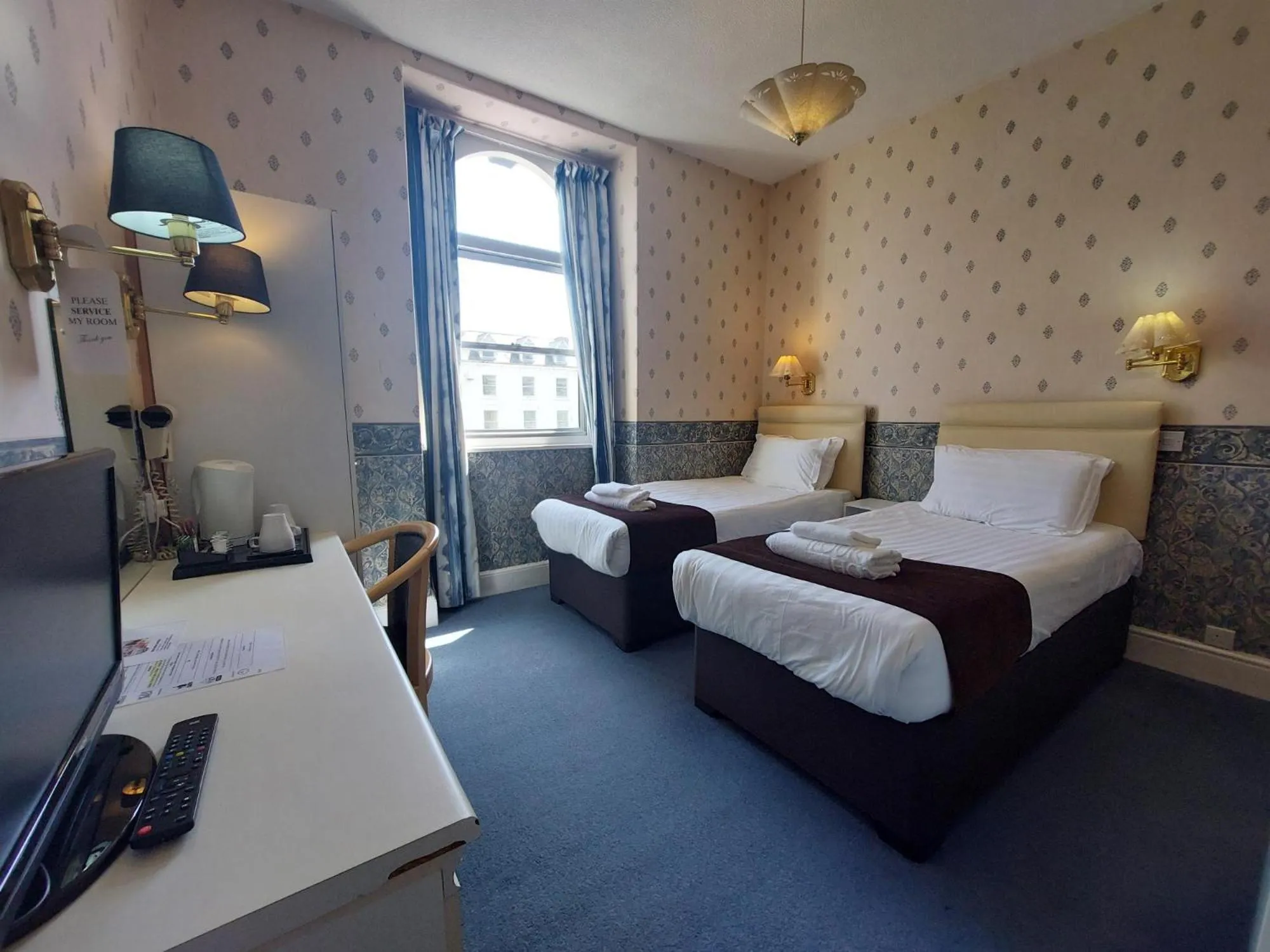 Photo of the whole room, Bed in White Heather Hotel