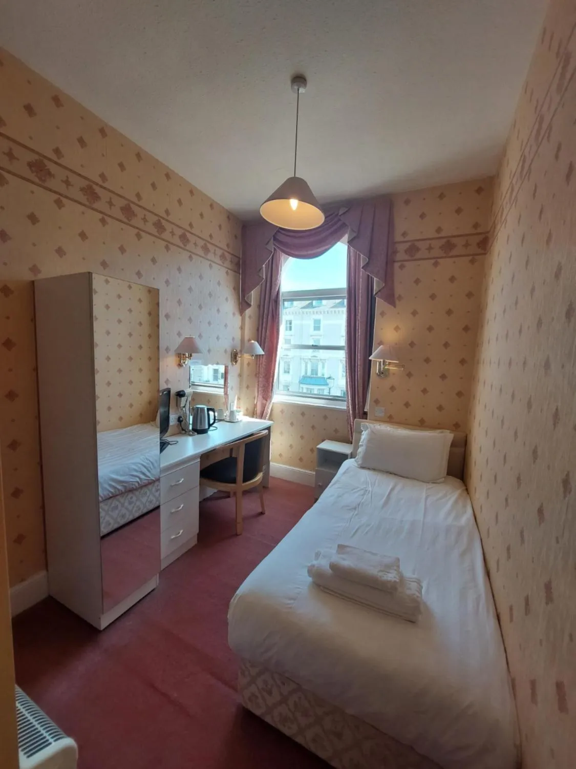 Photo of the whole room, Bed in White Heather Hotel