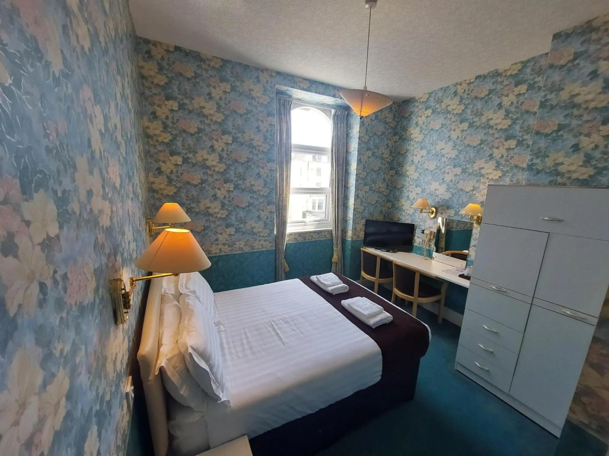 Photo of the whole room, Bed in White Heather Hotel