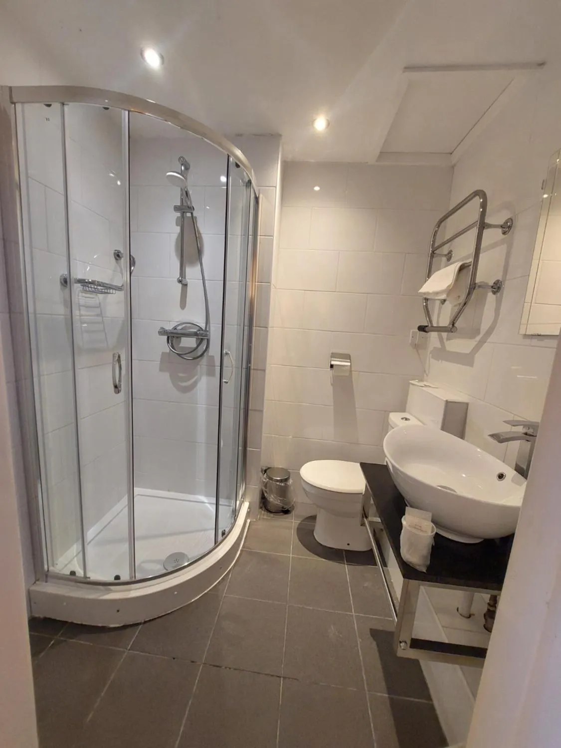 Bathroom in White Heather Hotel