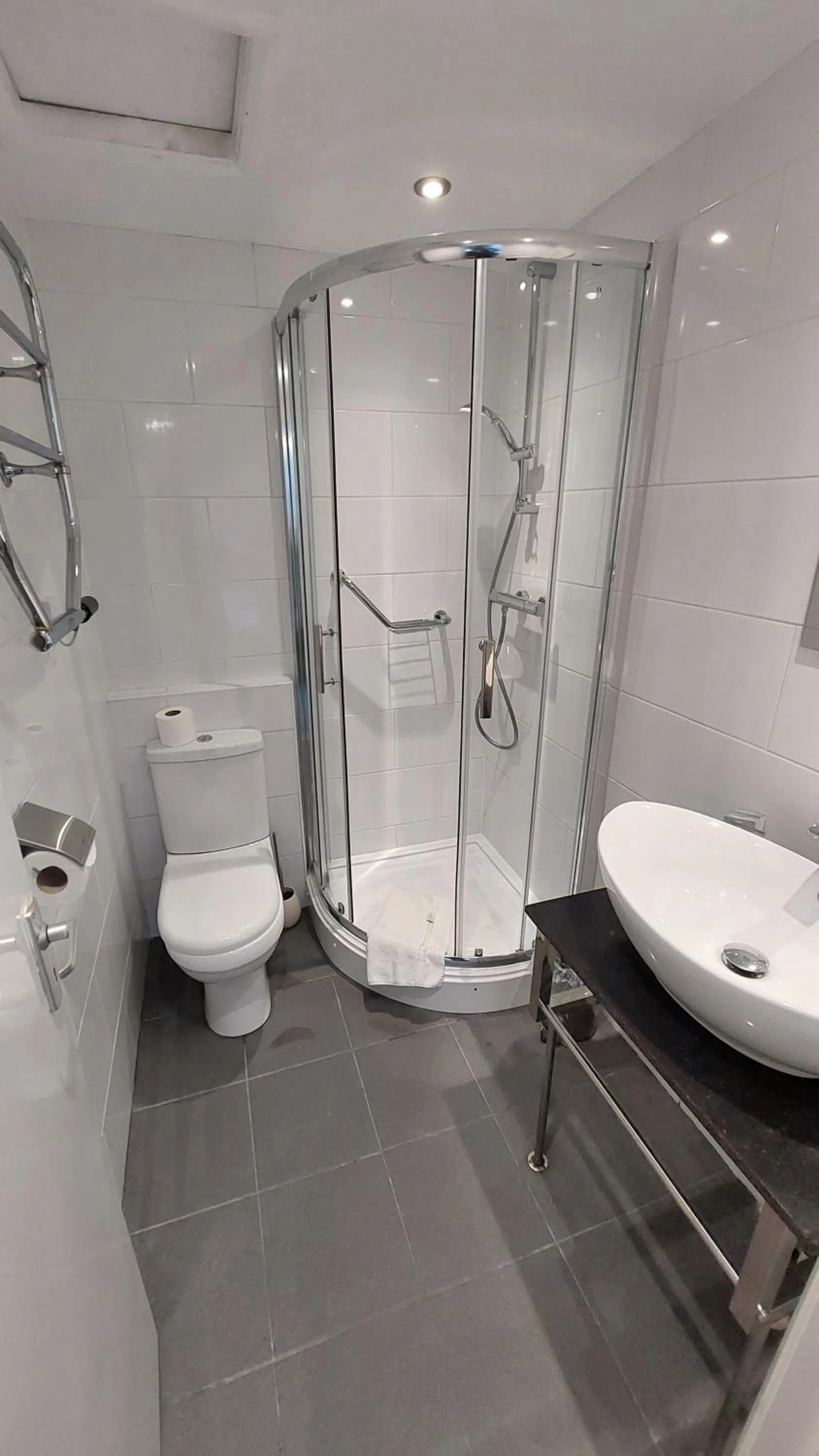 Bathroom in White Heather Hotel