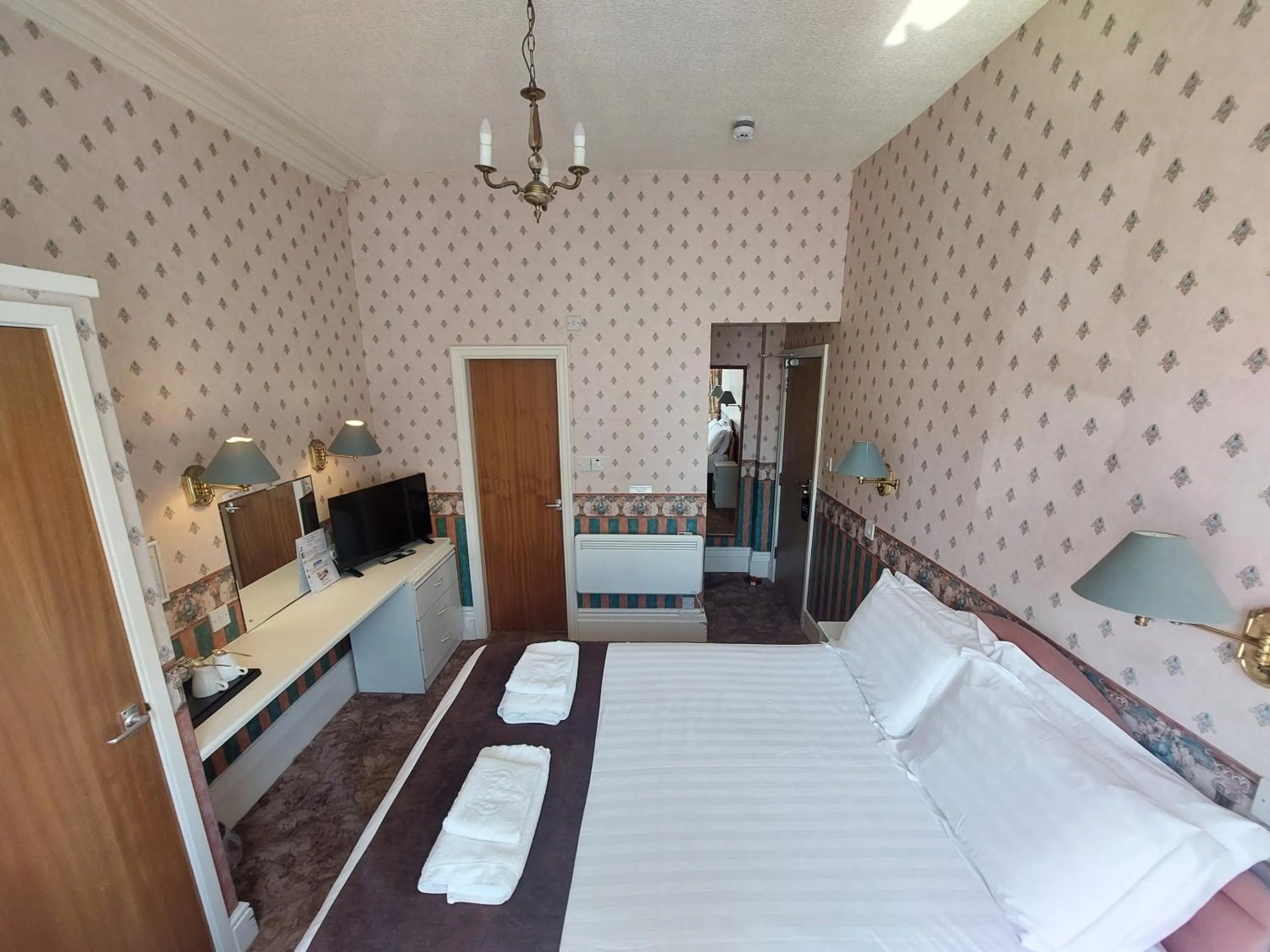 Bedroom, Bed in White Heather Hotel