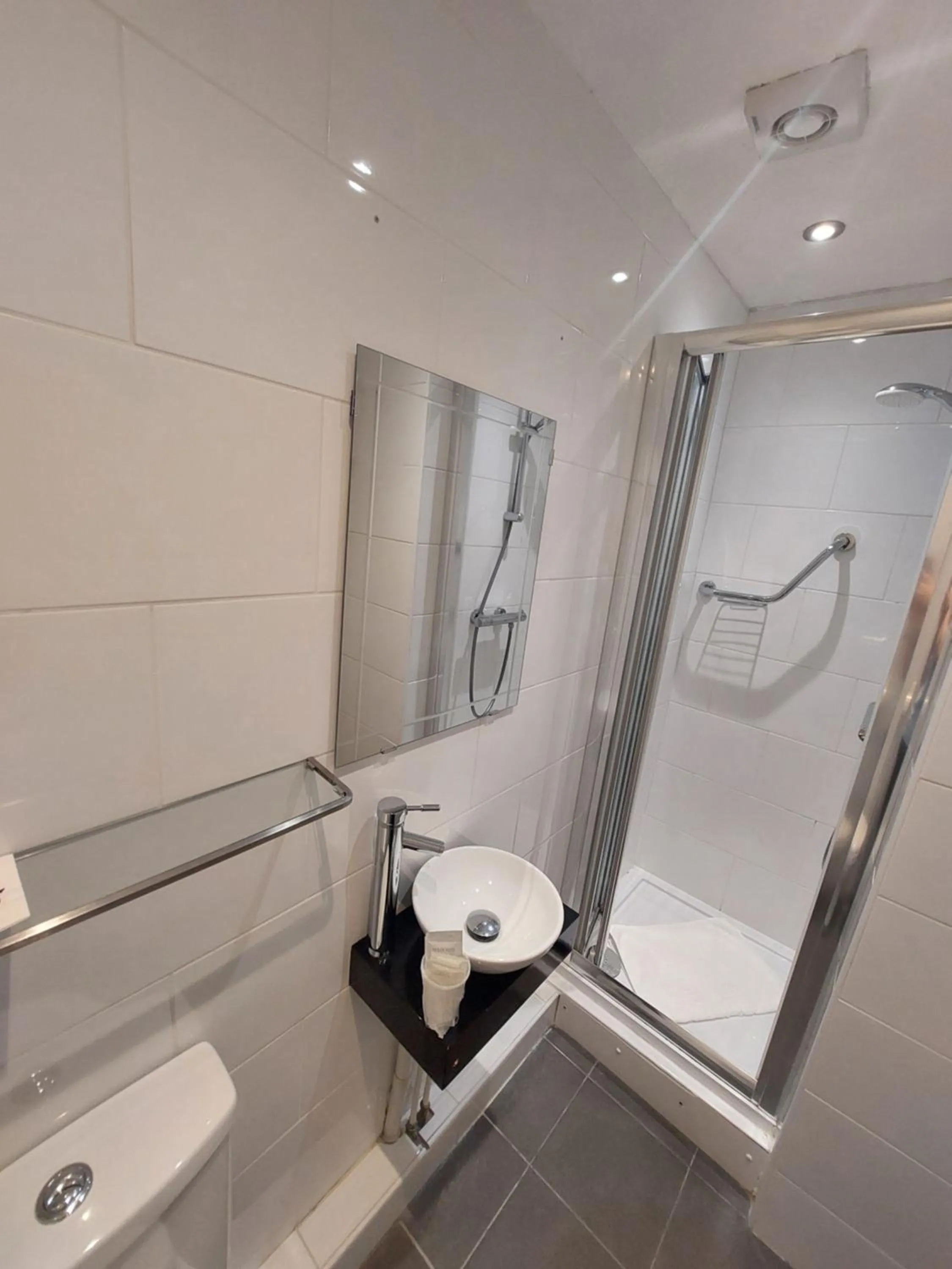 Bathroom in White Heather Hotel