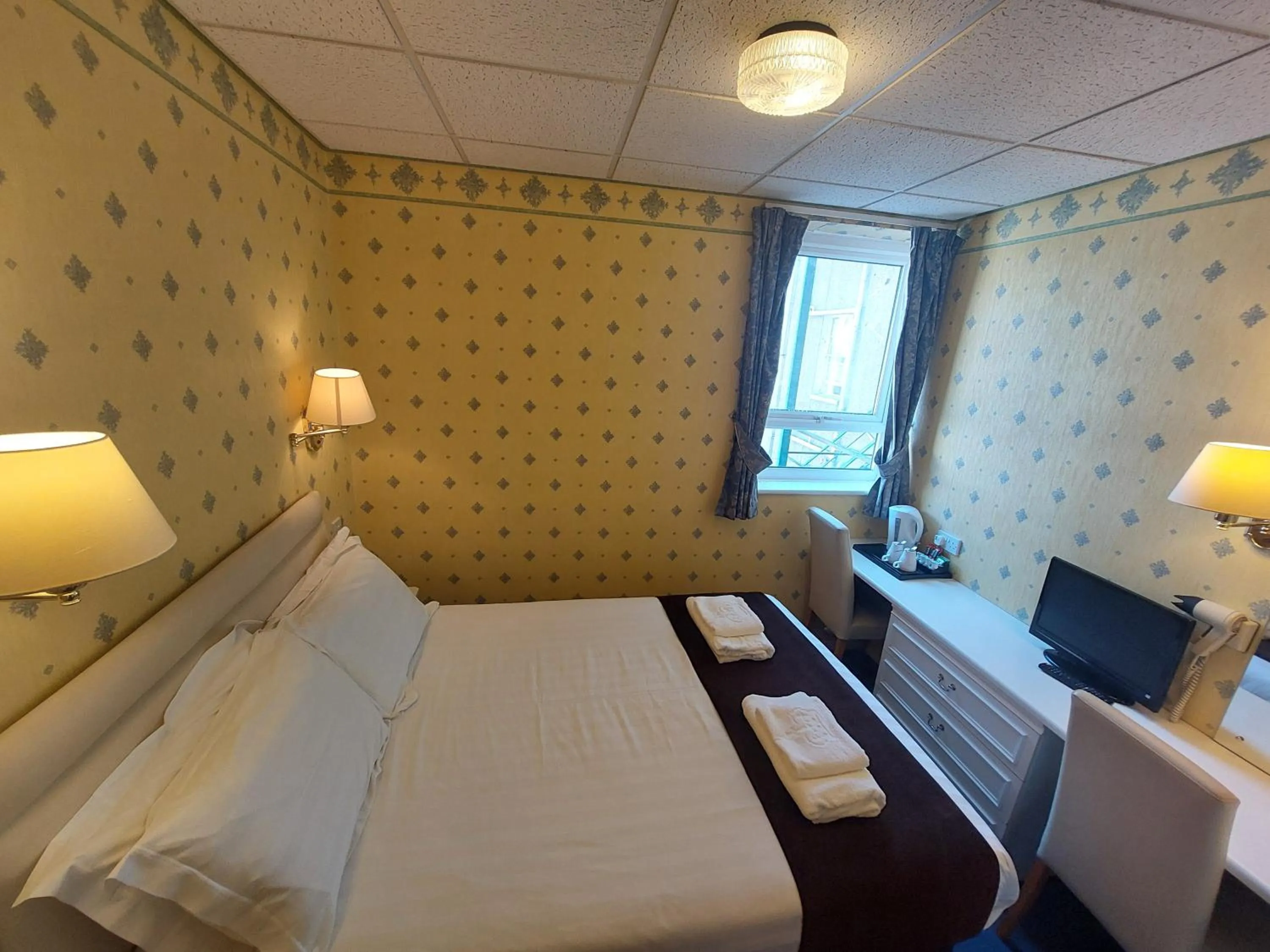 Photo of the whole room, Bed in White Heather Hotel