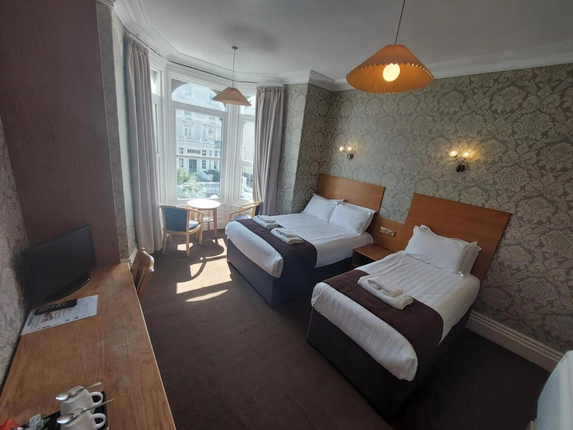 Photo of the whole room, Bed in White Heather Hotel