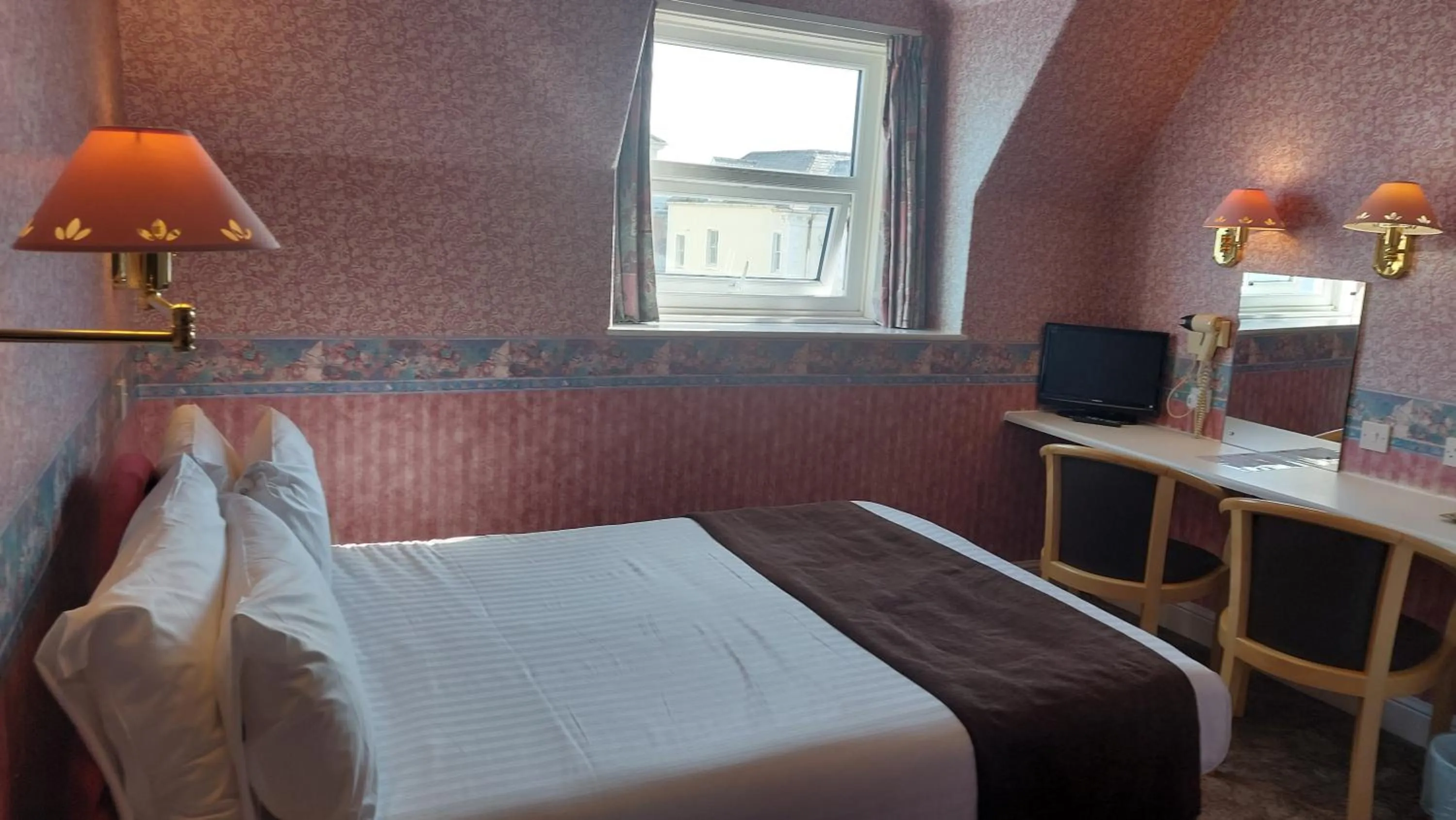 Bedroom, Bed in White Heather Hotel