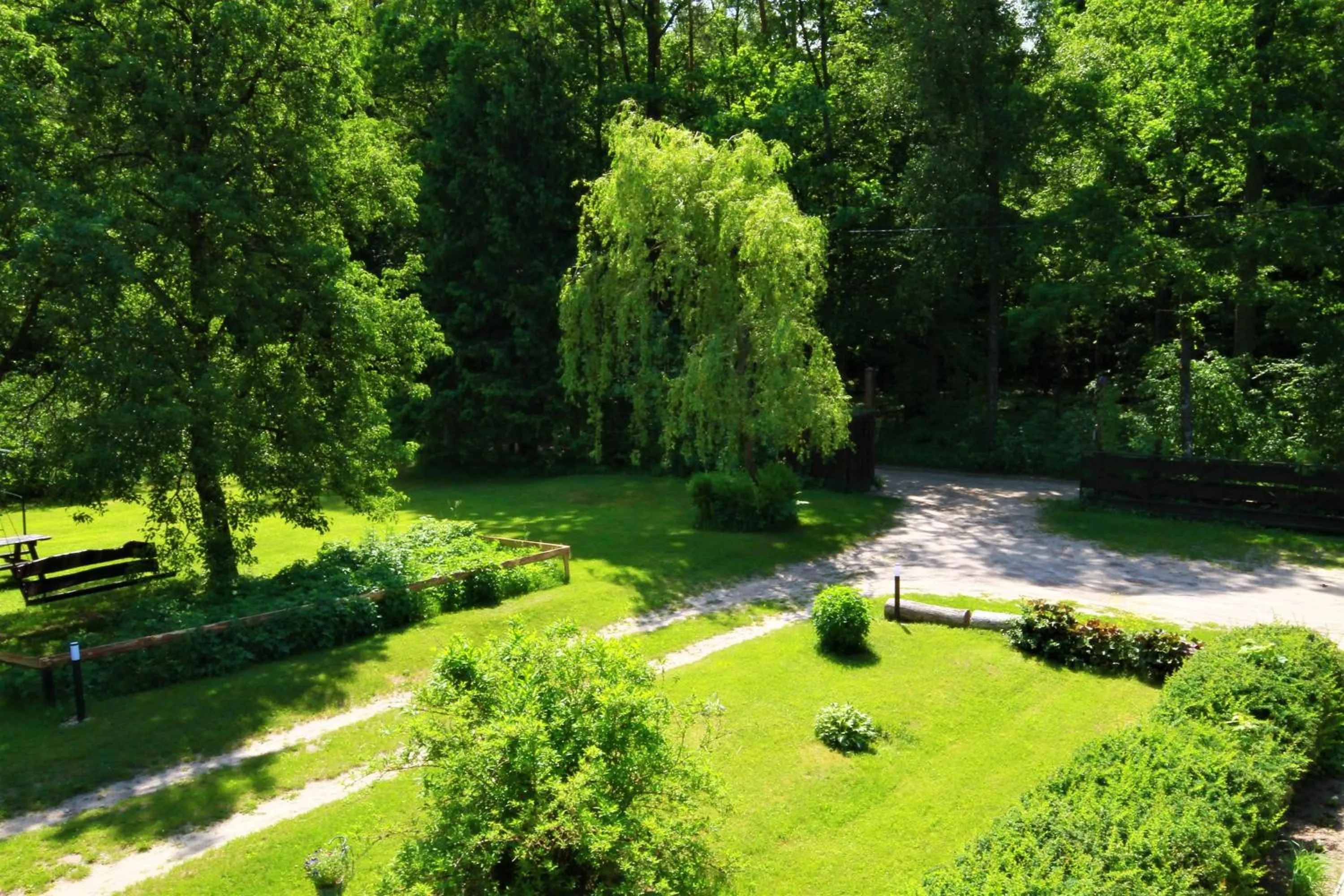 Garden view in Białowieska Leśniczówka "U Jasia i Małgosi"