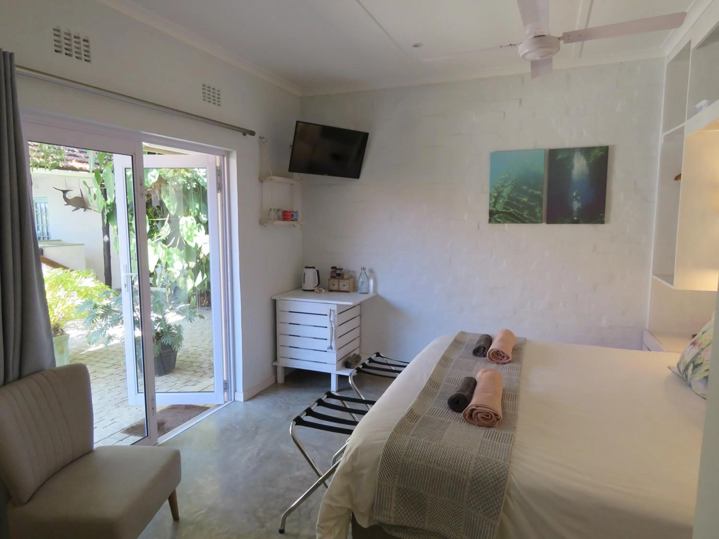 Photo of the whole room, Bed in Bare Feet Retreat B&B