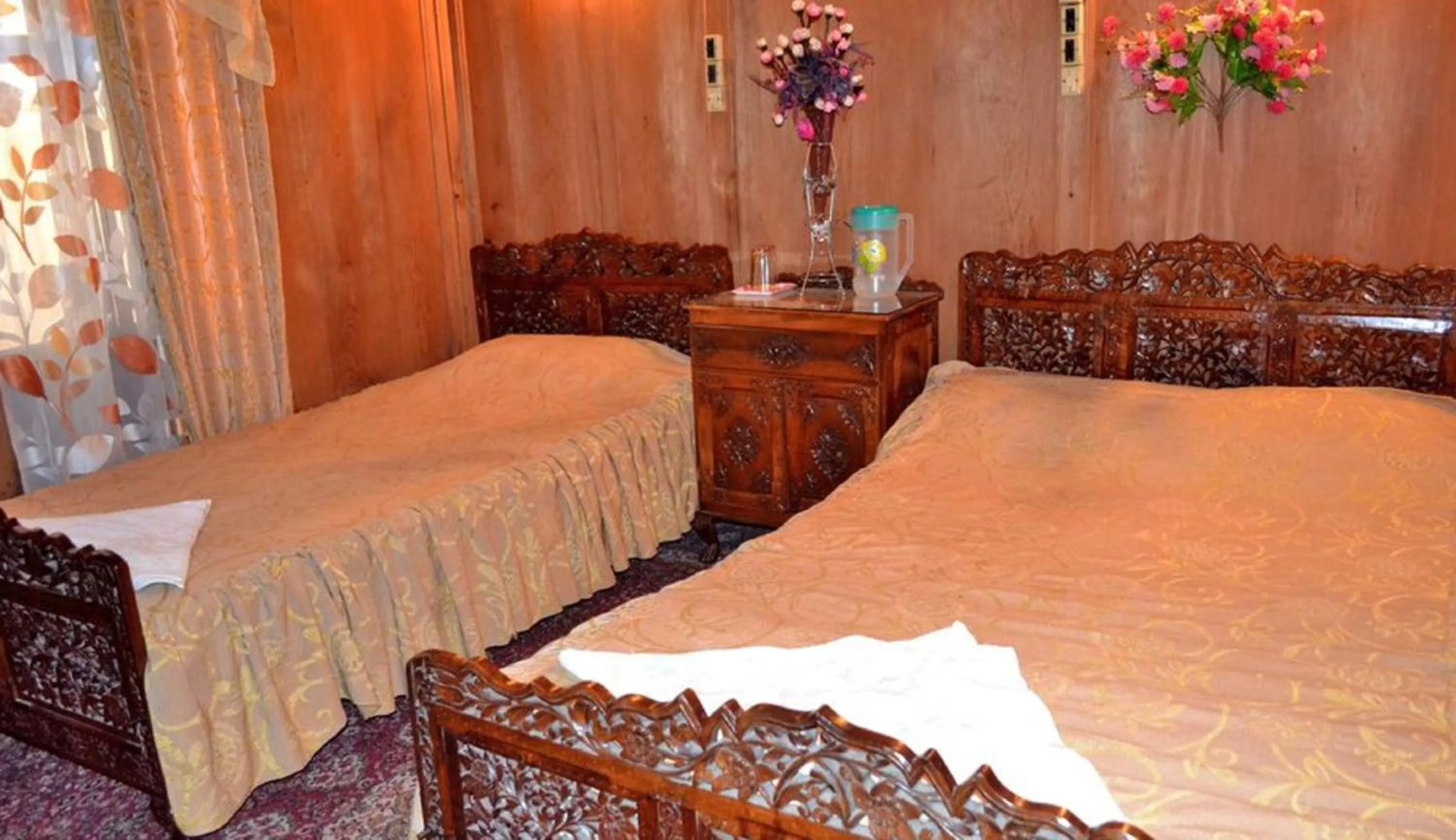 Bed in De Laila House Boat by Sterling