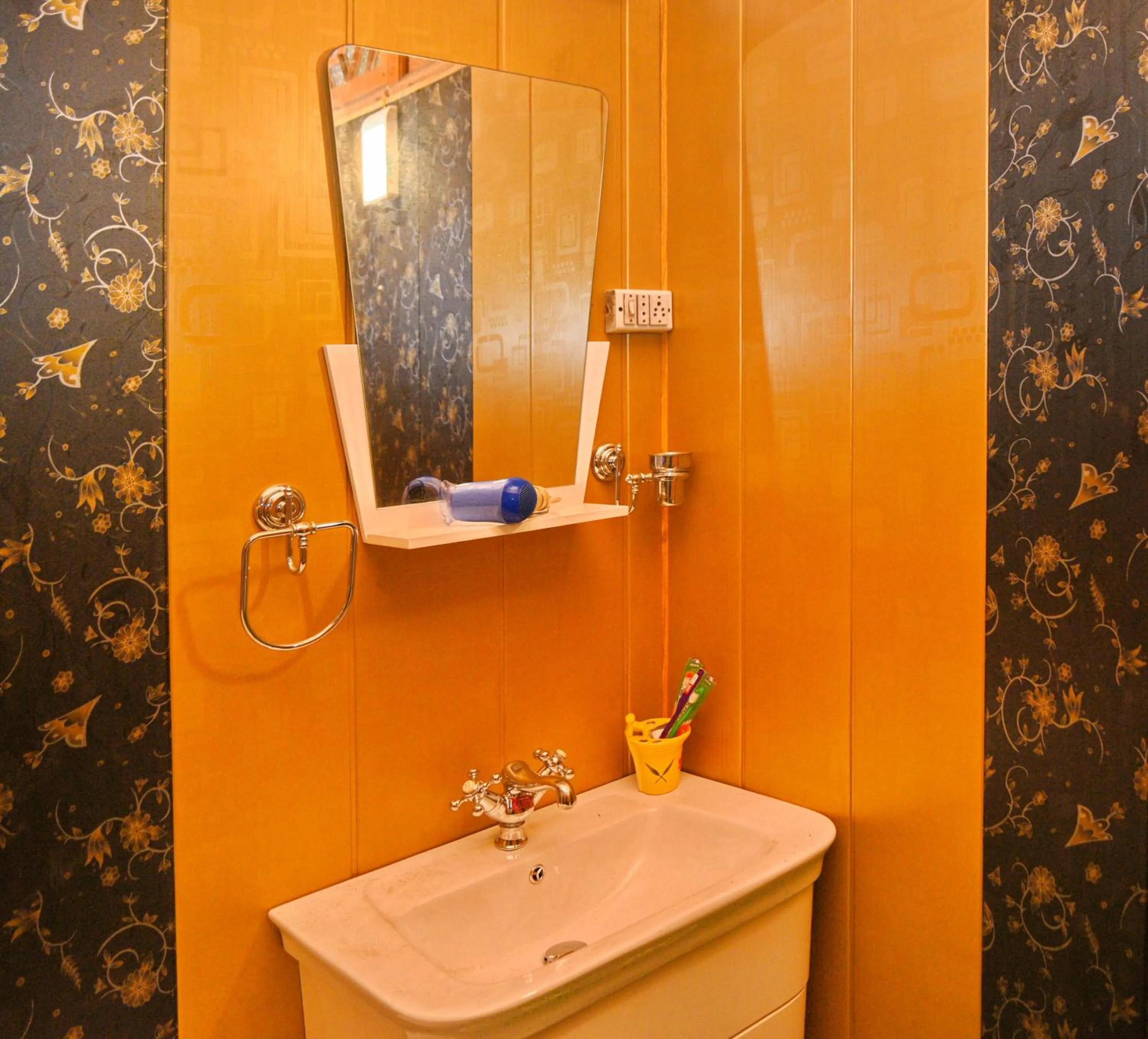 Bathroom in De Laila House Boat by Sterling