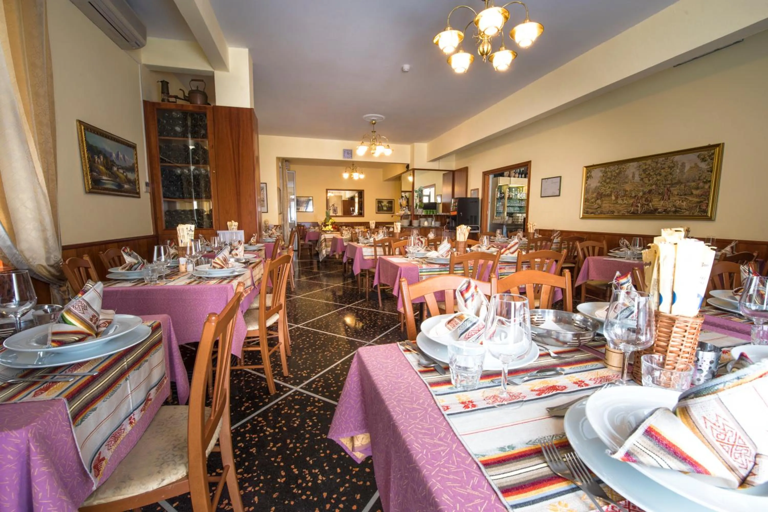 Restaurant/places to eat in Hotel Bristol
