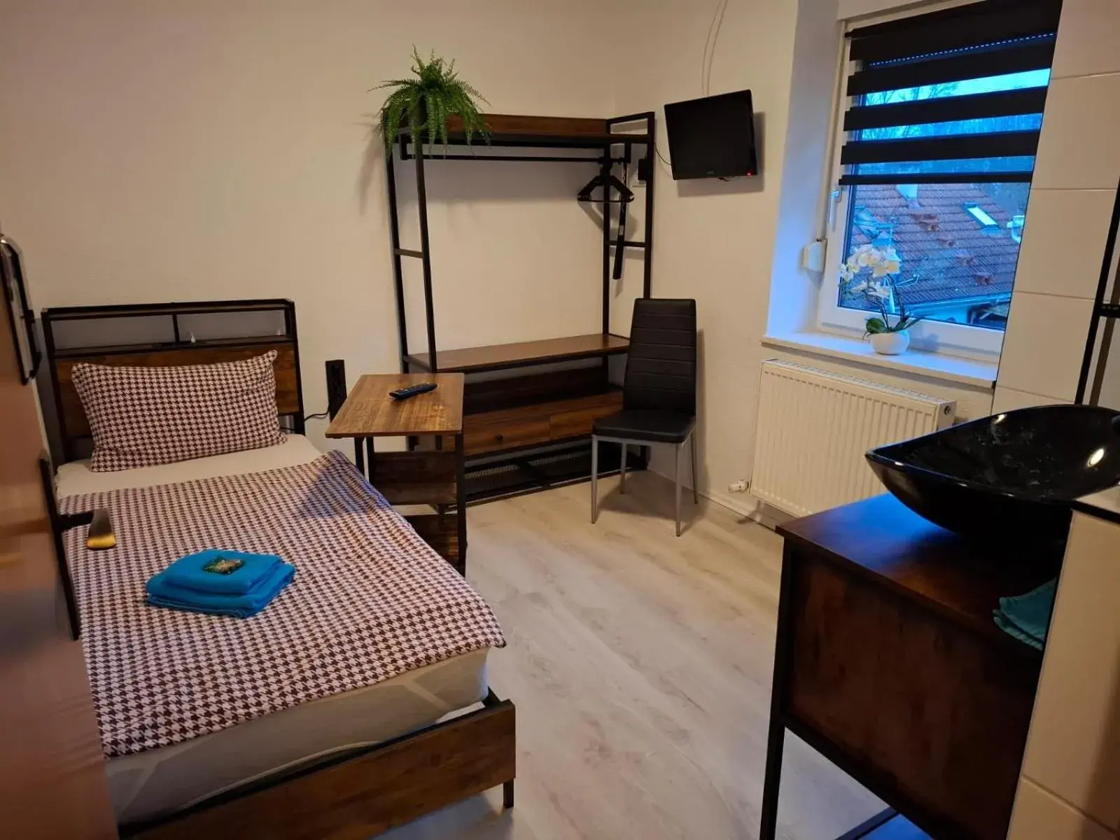 Single Room with Shower - single occupancy in Hotel Garni Krone Single Room with Shower - single occupancy in Hotel Garni Krone