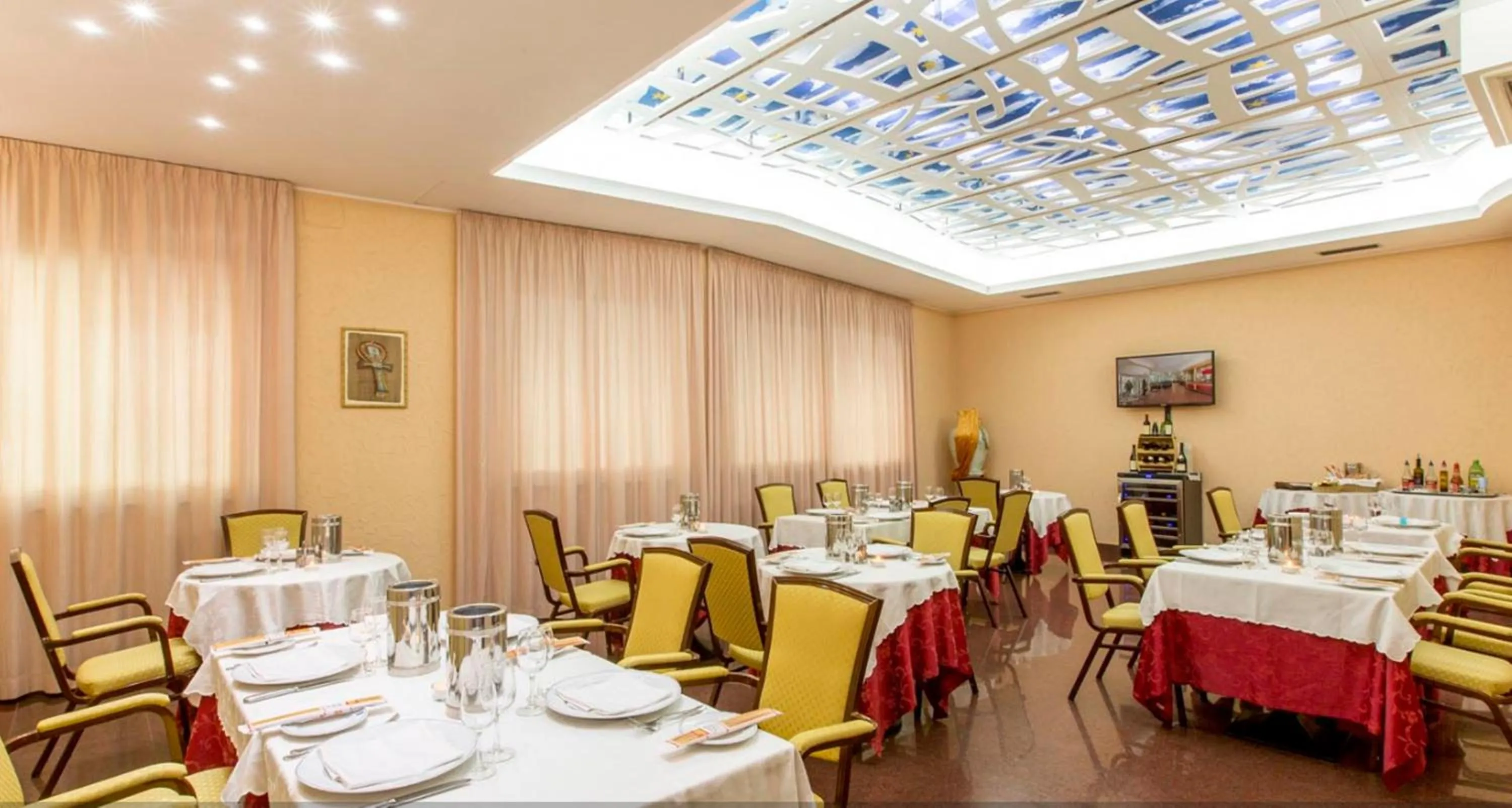 Restaurant/places to eat in Hotel Ambassador