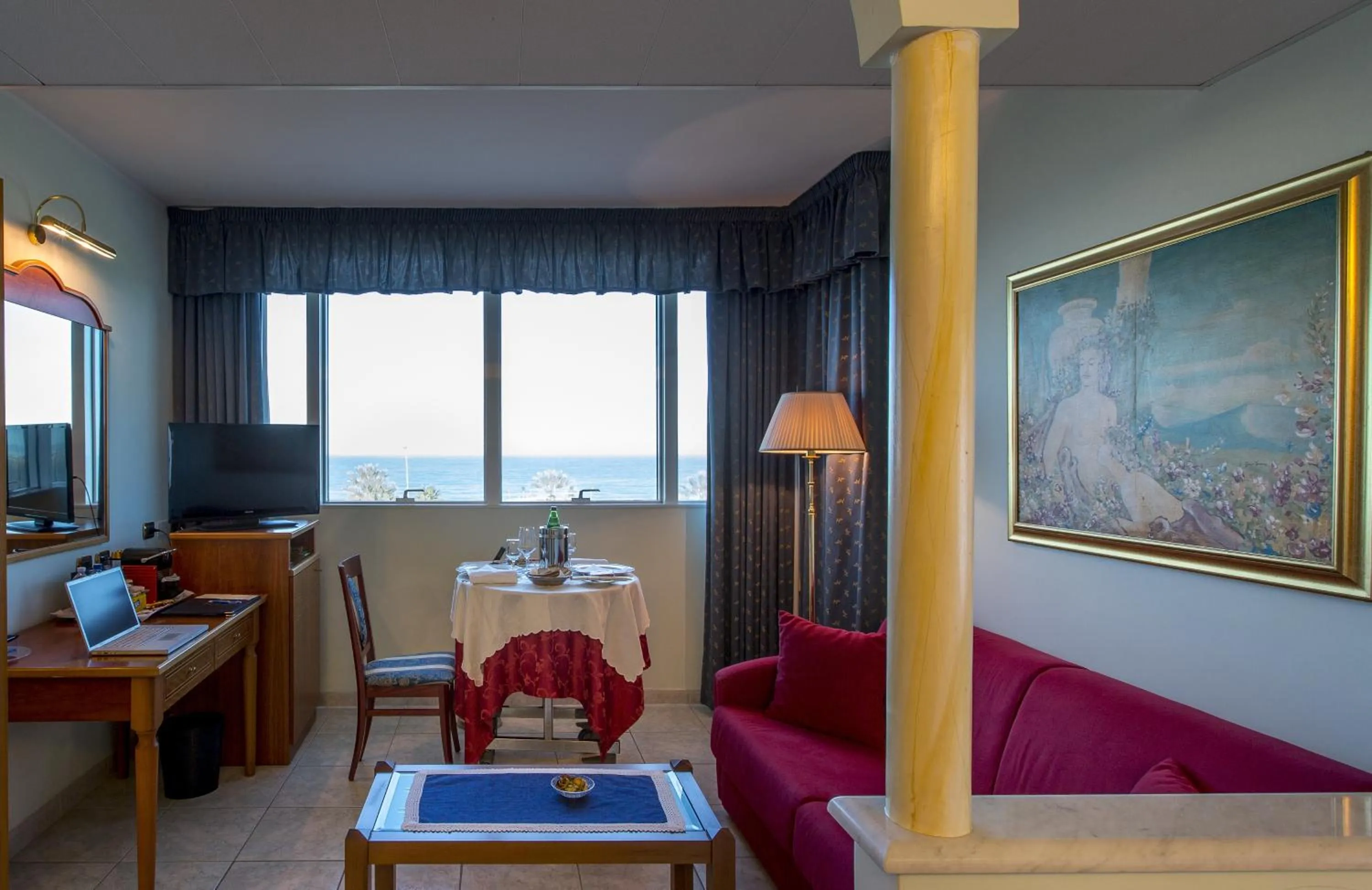 TV and multimedia in Hotel Ambassador