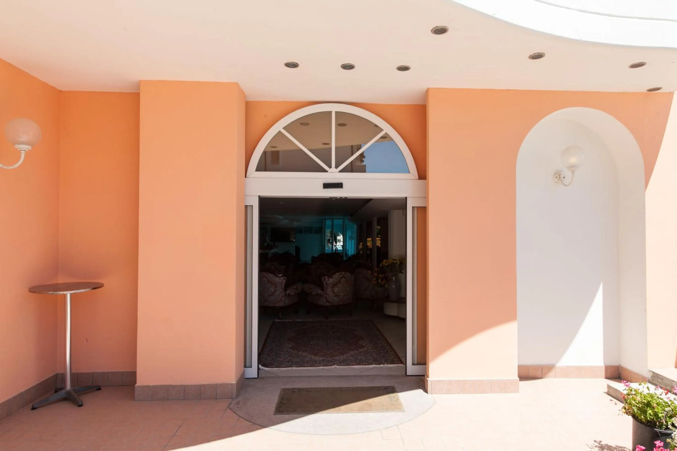 Facade/entrance in Hotel Mayflower