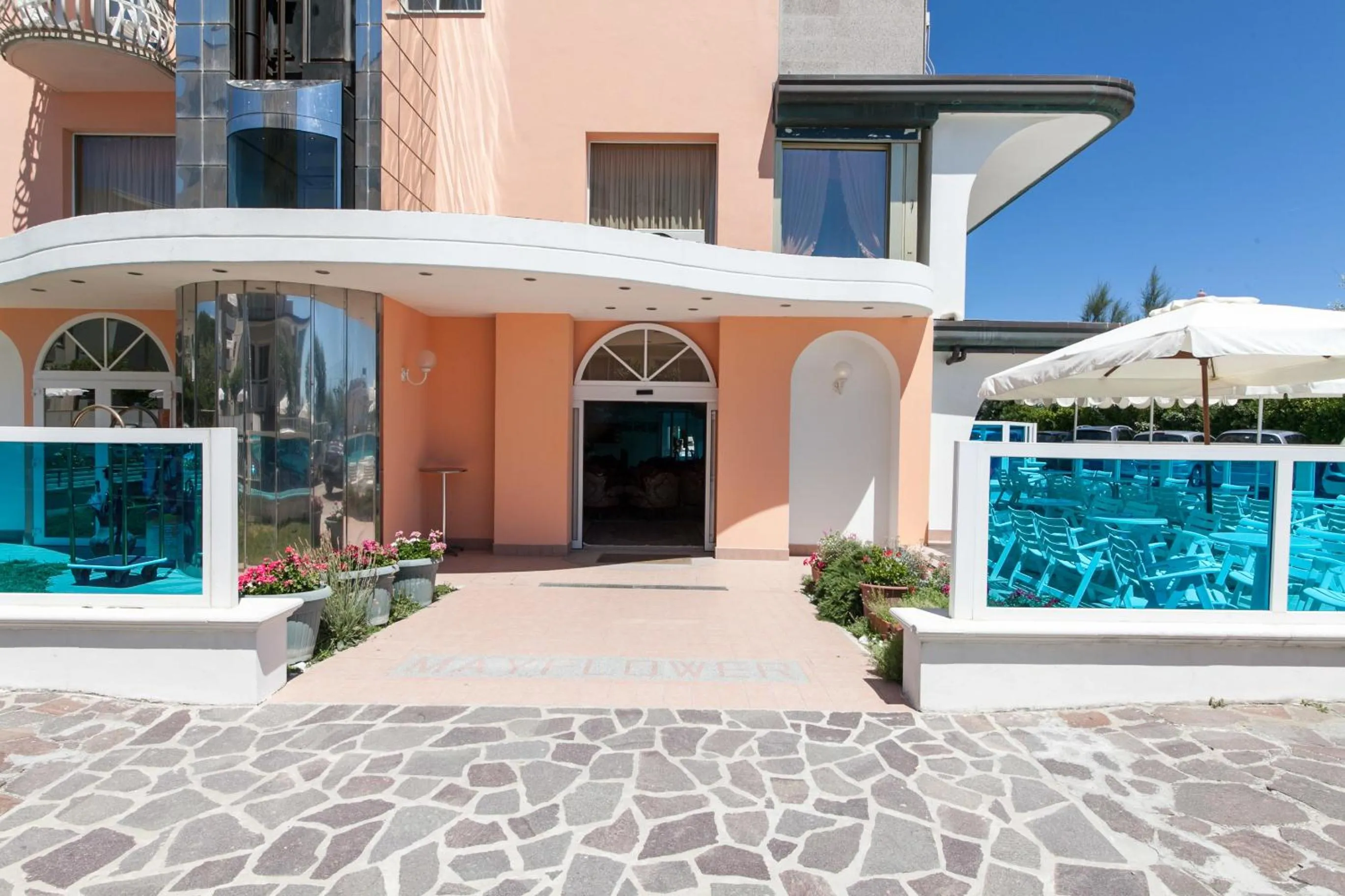 Facade/entrance in Hotel Mayflower