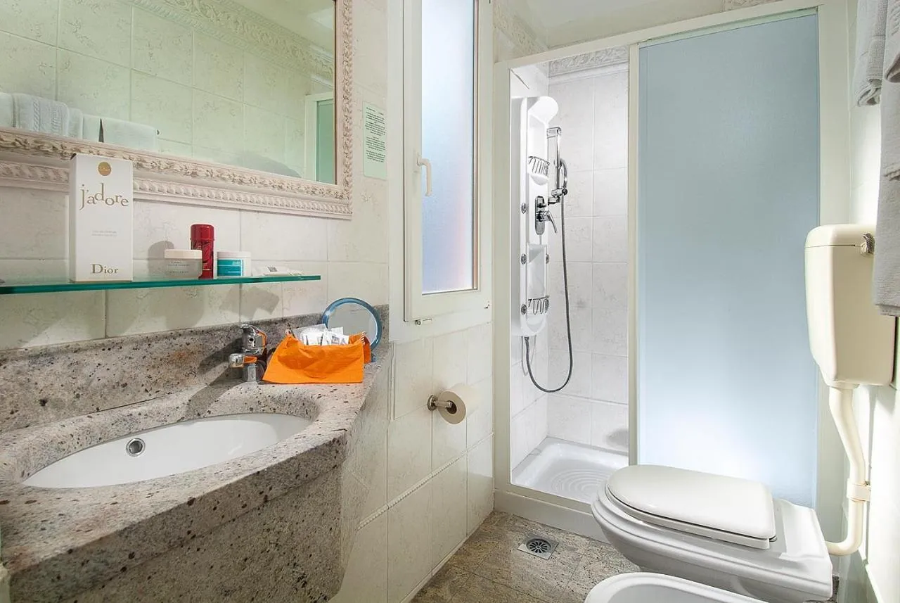 Shower in Hotel Mayflower