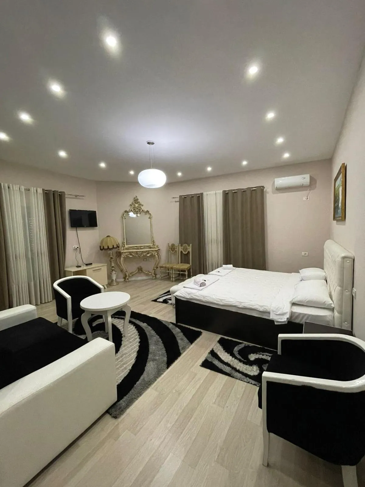 Bed in Hotel Holiday